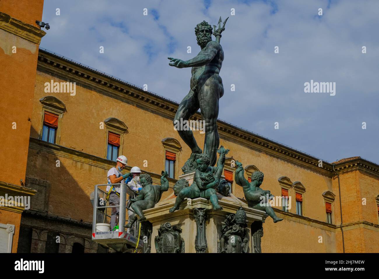 Octobre 2021 Bologne, Italie: Ouvriers nettoyant la fontaine Neptune à travers les bâtiments de la place, piazza Maggiore Banque D'Images