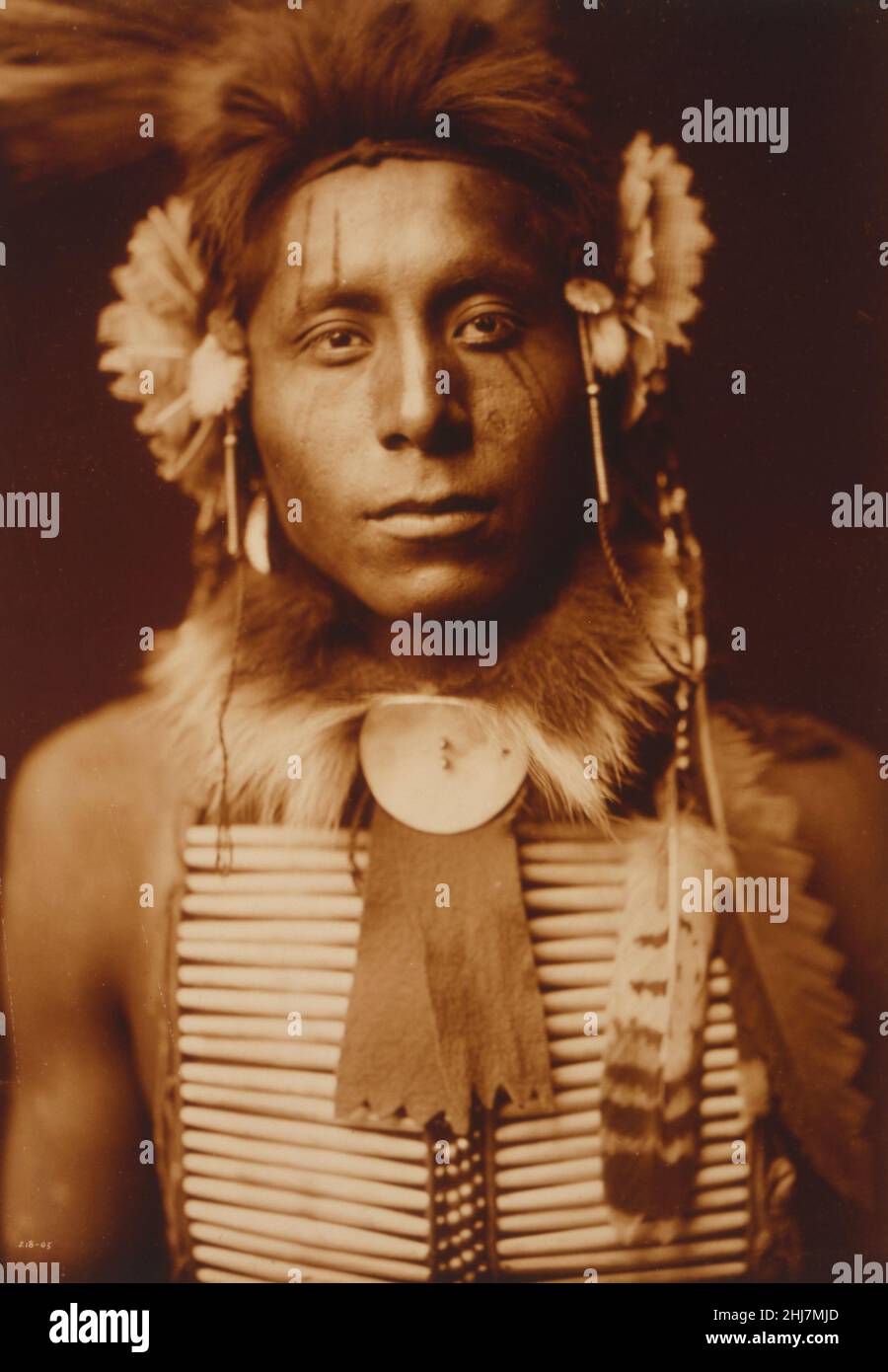 Aigle assis - photo ancienne et ancienne - amérindien / indien / américain. Portrait tête-et-épaules de Crow man. c 1905. Banque D'Images Aigle assis - photo ancienne et ancienne - amérindien / indien / américain. Portrait tête-et-épaules de Crow man. c 1905. Banque D'Images
