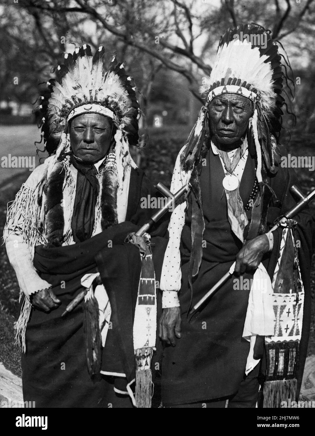 Photo antique et vintage - Cheyenne les chefs amérindiens / indiens / américains visitent le « Grand chef blanc ». Photo par Underwood & Underwood 1924. Banque D'Images