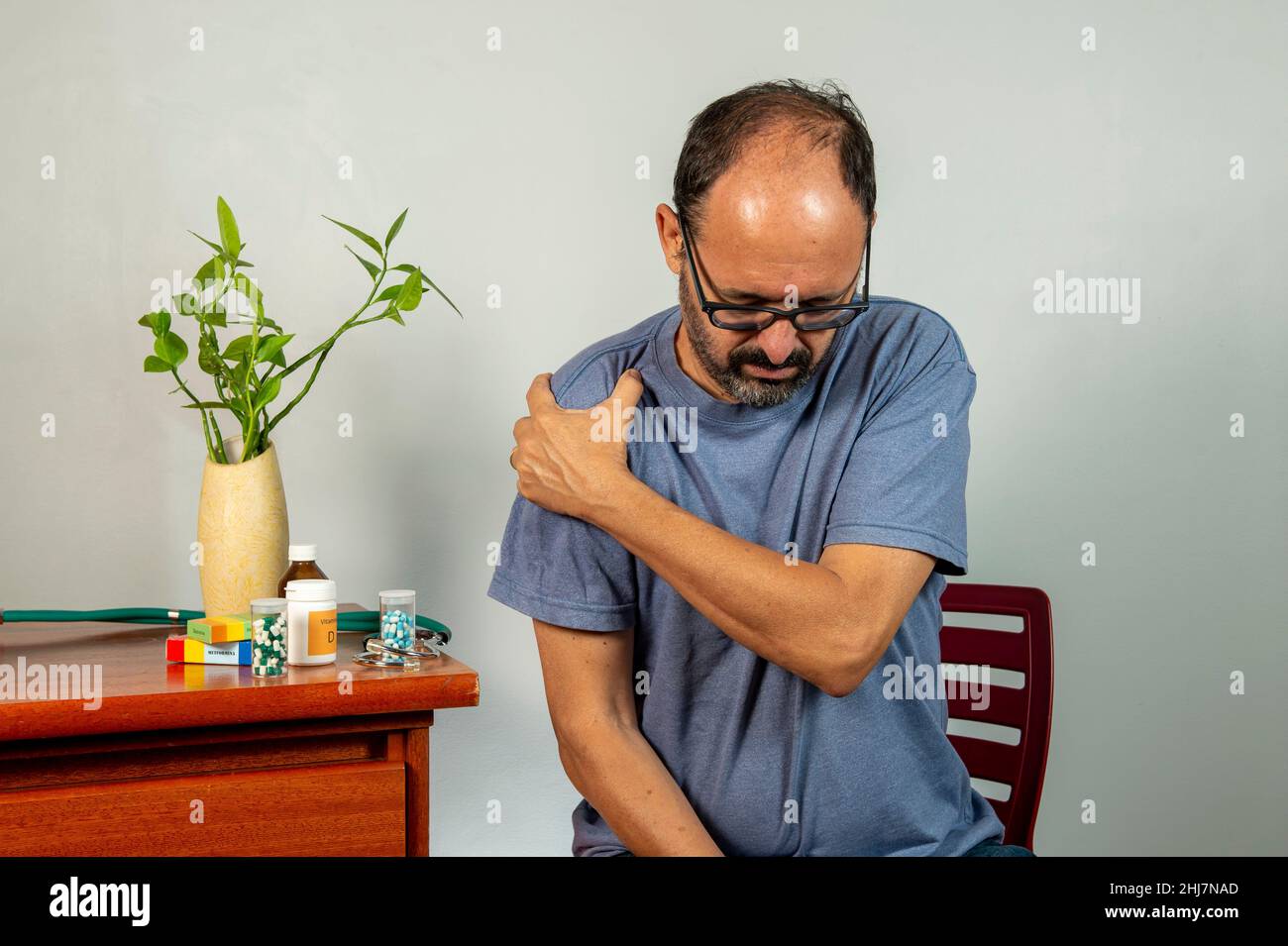 Homme âgé avec douleur d'épaule.Le gentleman d'âge moyen est dans la douleur horrible.Douleurs au cou et aux épaules souffrant de blessures au cou et aux épaules, personne avec Banque D'Images