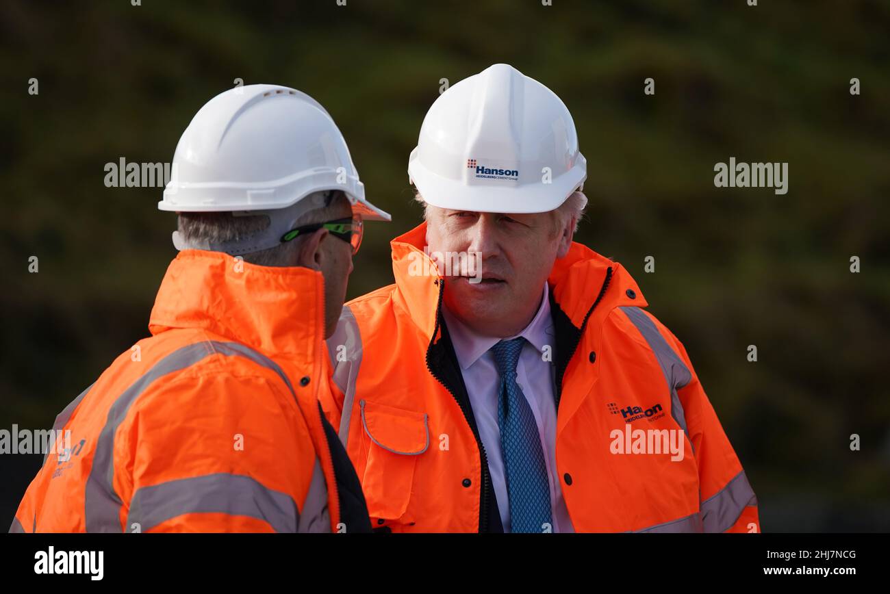 Le Premier ministre Boris Johnson lors d’une visite à Hanson Aggregates à Penmaenmawr, au nord du pays de Galles.Date de la photo: Jeudi 27 janvier 2022. Banque D'Images