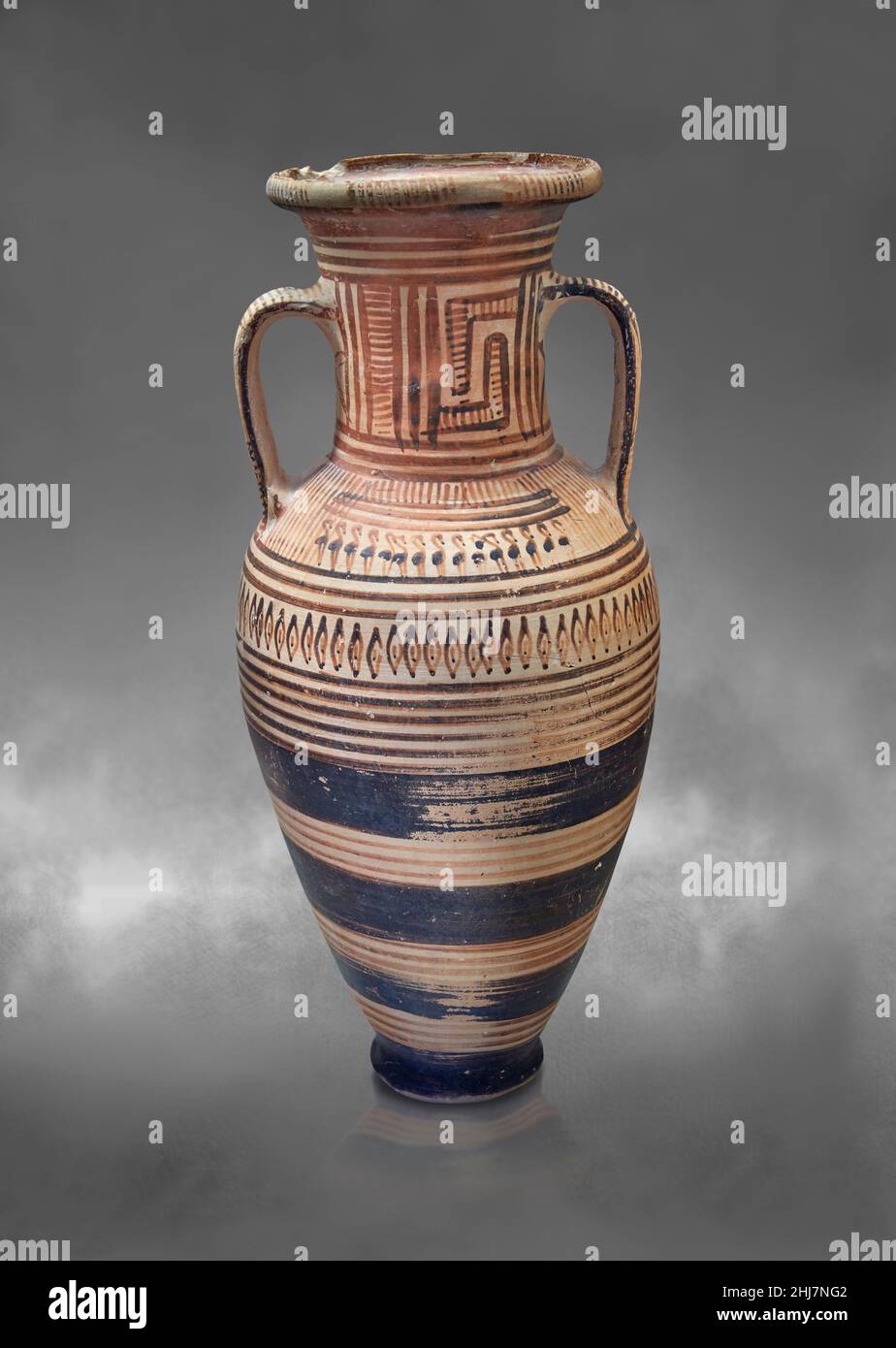 Amphora grecque de poterie d'époque géométrique, Asine Acropolis, 730-690 av. J.-C. .Musée archéologique de Nauplie..Sur fond gris.Photographe Paul Banque D'Images