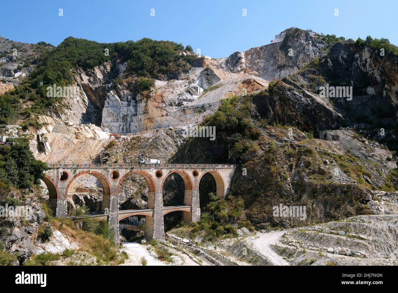 Pont historique Ponti di Vara dans la zone de carrières de marbre de Carrare. Banque D'Images