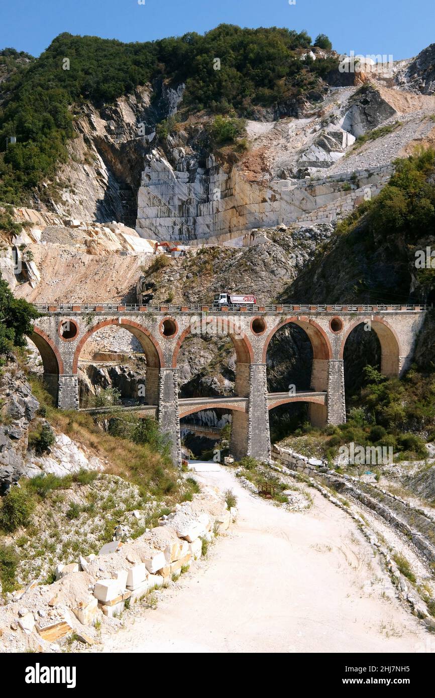 Pont historique Ponti di Vara dans la zone de carrières de marbre de Carrare. Banque D'Images