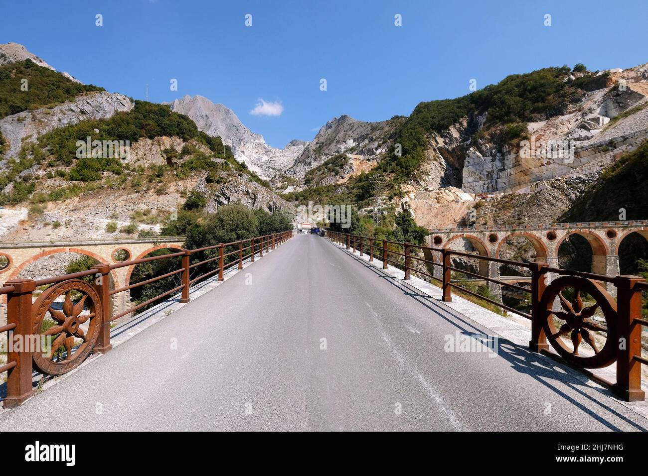 Pont historique Ponti di Vara dans la zone de carrières de marbre de Carrare. Banque D'Images