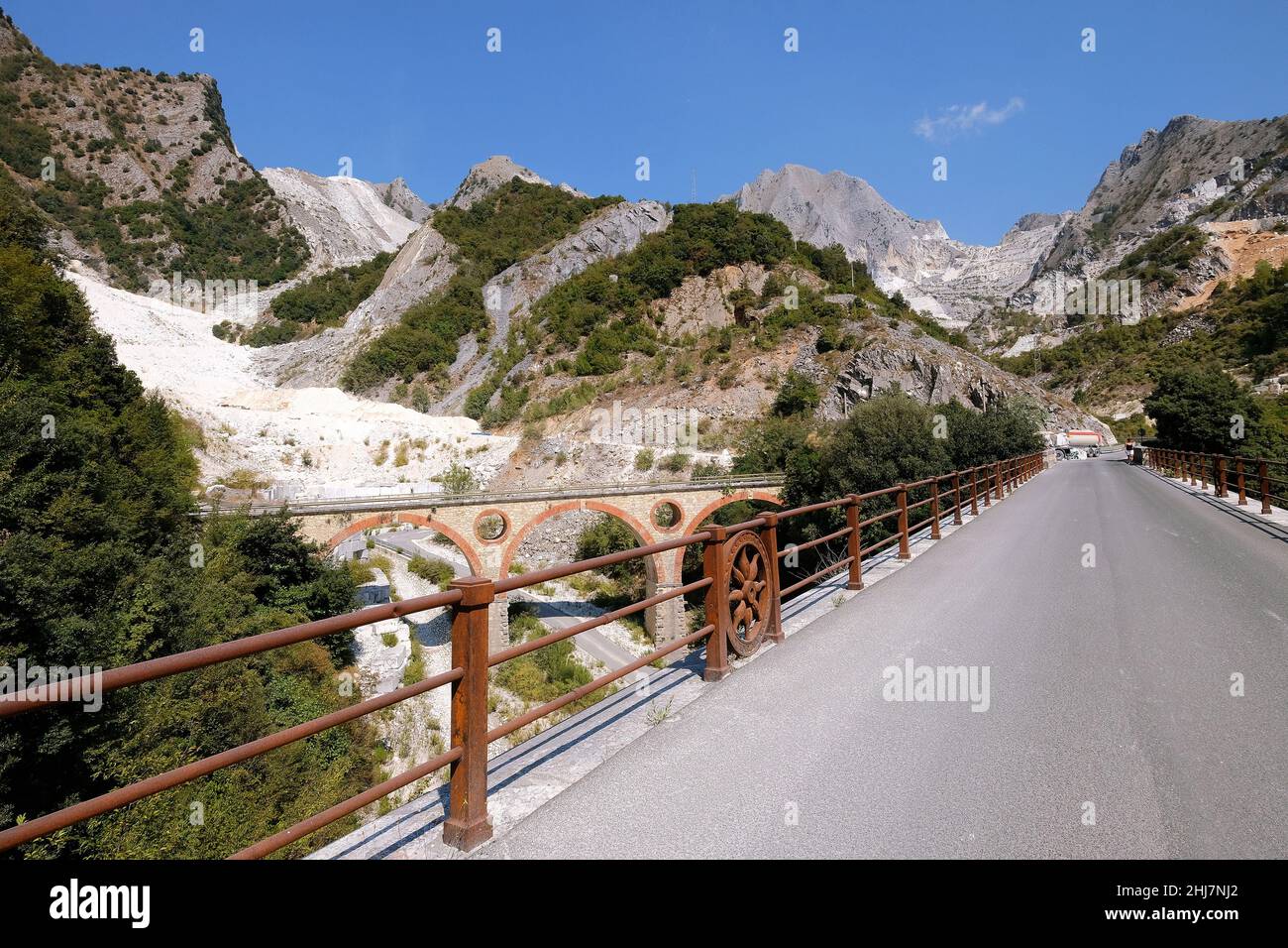 Pont historique Ponti di Vara dans la zone de carrières de marbre de Carrare. Banque D'Images