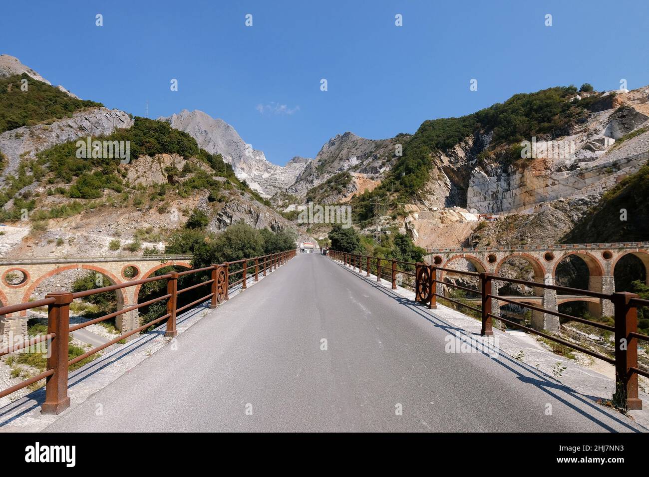 Pont historique Ponti di Vara dans la zone de carrières de marbre de Carrare. Banque D'Images