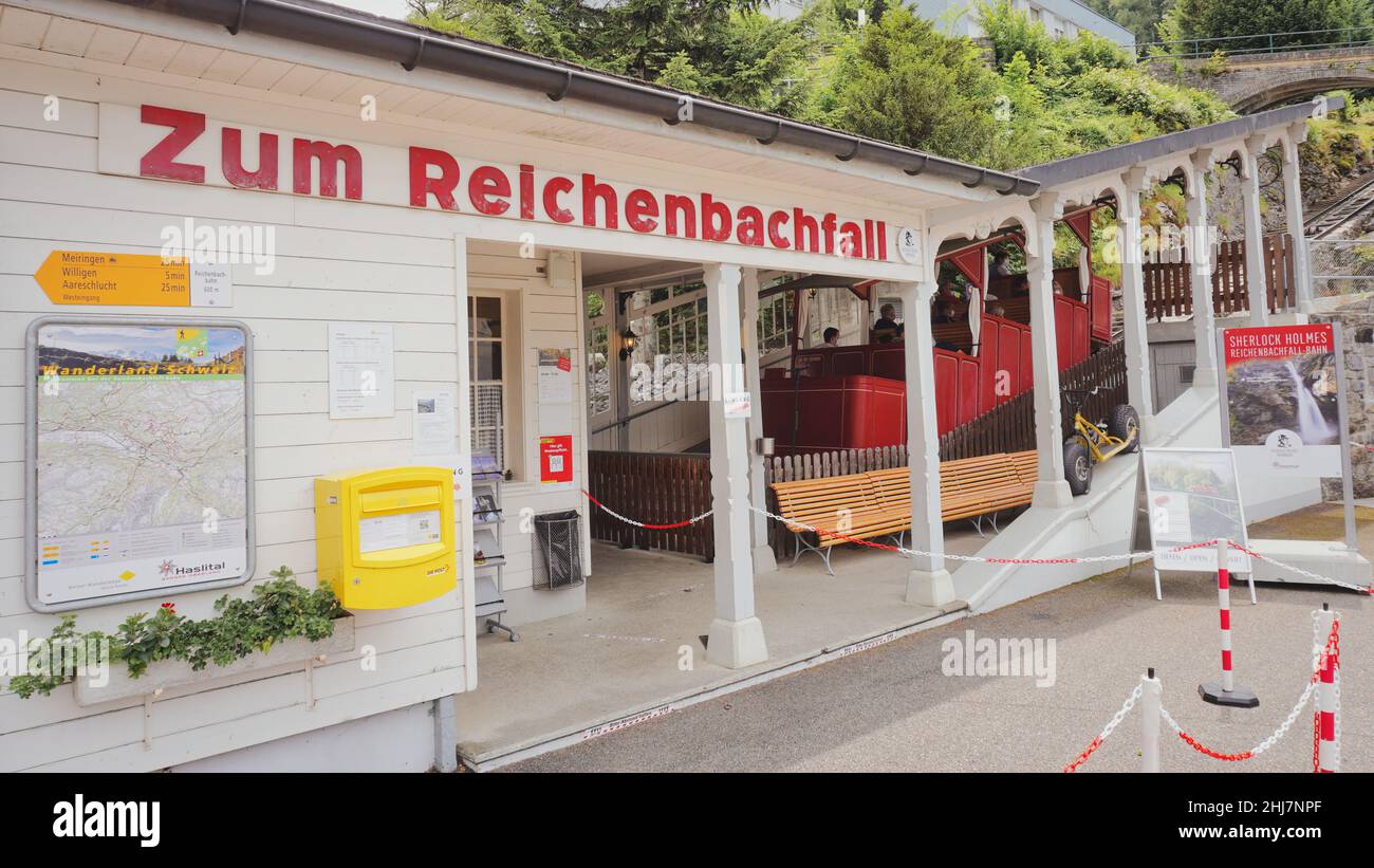 Funiculaire de Reichenbachfall.Transport historique en téléphérique rouge de Willigen aux célèbres chutes de Reichenbach dans l'Oberland bernois, en Suisse. Banque D'Images