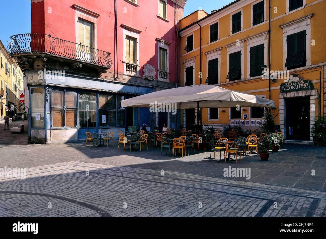 Massa au pied des montagnes de marbre de Carrare. Banque D'Images