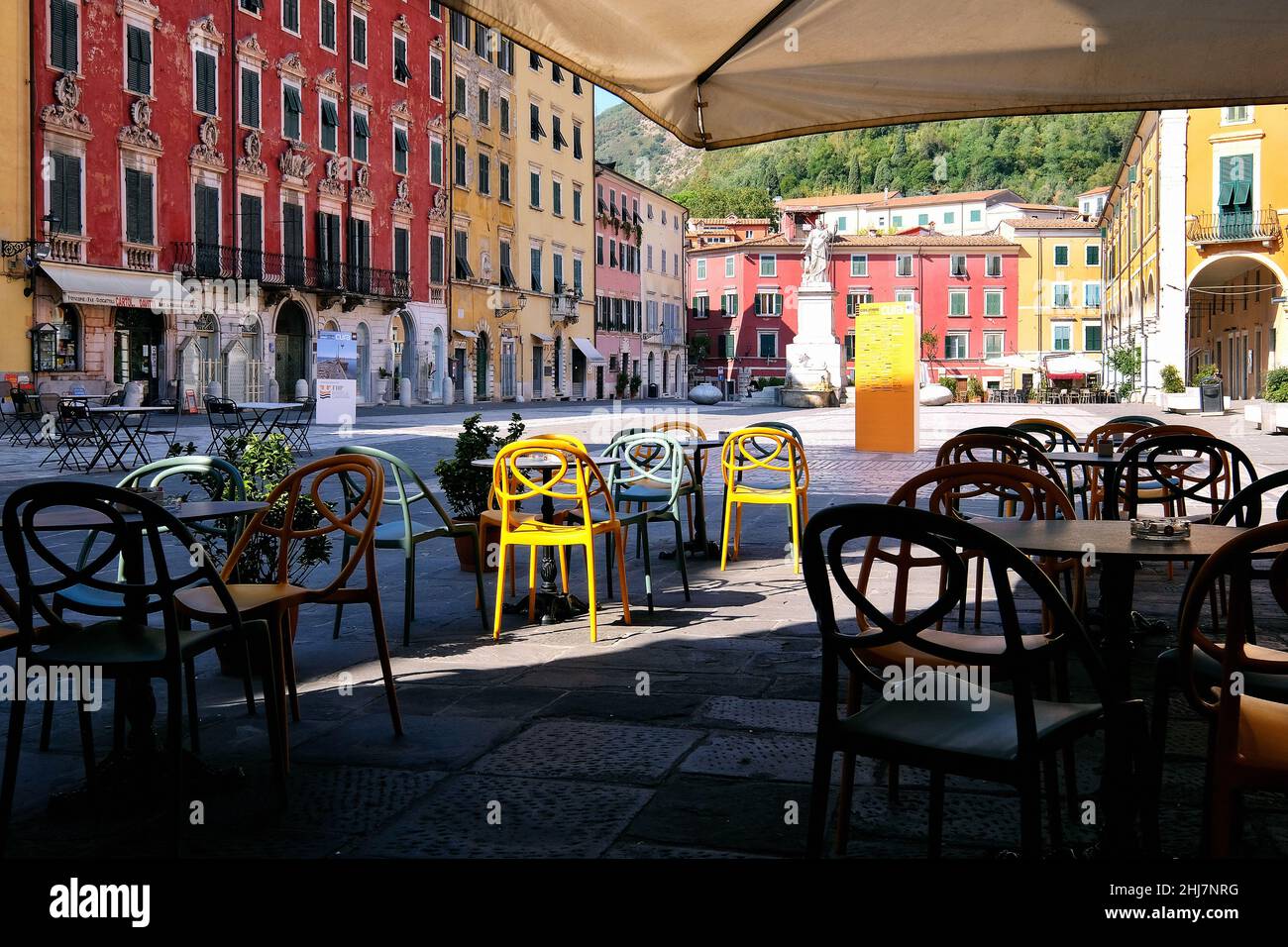 Massa au pied des montagnes de marbre de Carrare. Banque D'Images