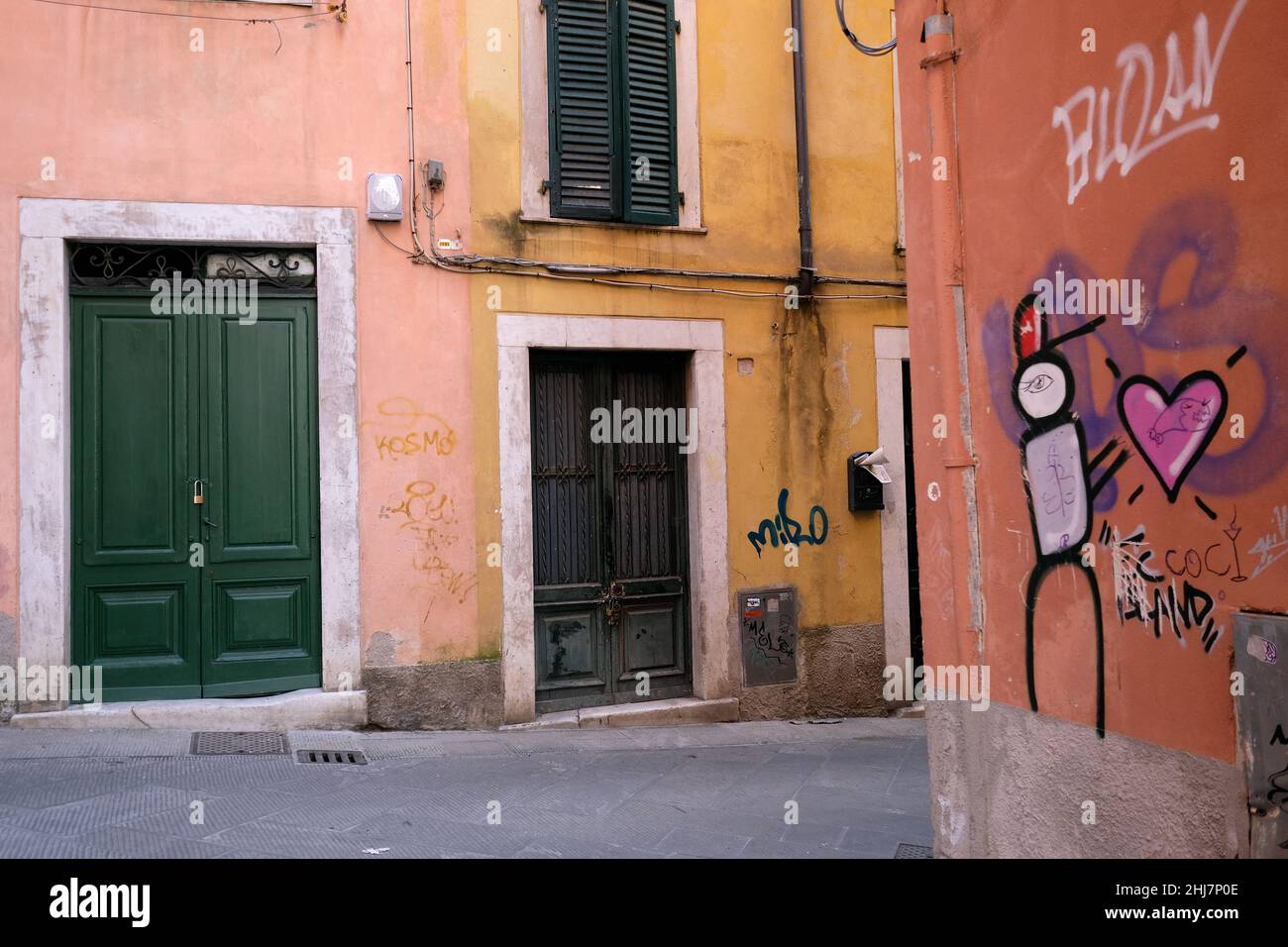 Massa au pied des montagnes de marbre de Carrare. Banque D'Images