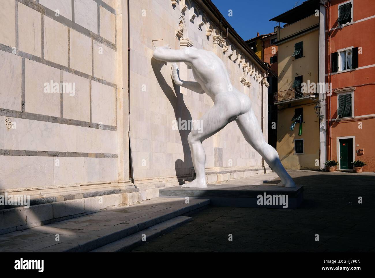 Sculpture temporaire M. Arbitrium au Duomo di Carrara à Massa. Banque D'Images