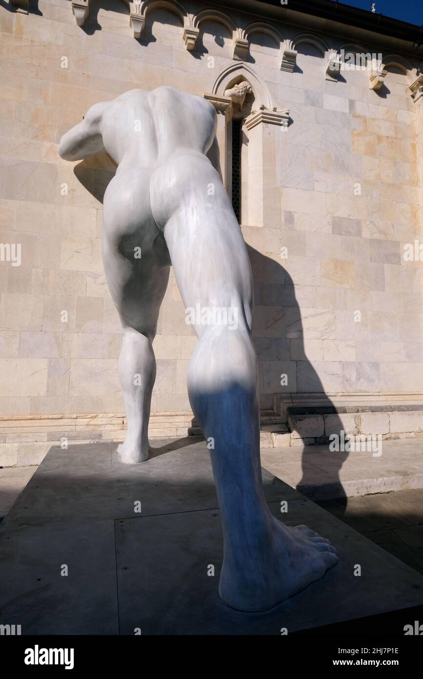 Sculpture temporaire M. Arbitrium au Duomo di Carrara à Massa. Banque D'Images