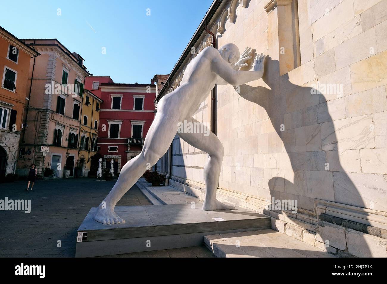 Sculpture temporaire M. Arbitrium au Duomo di Carrara à Massa. Banque D'Images