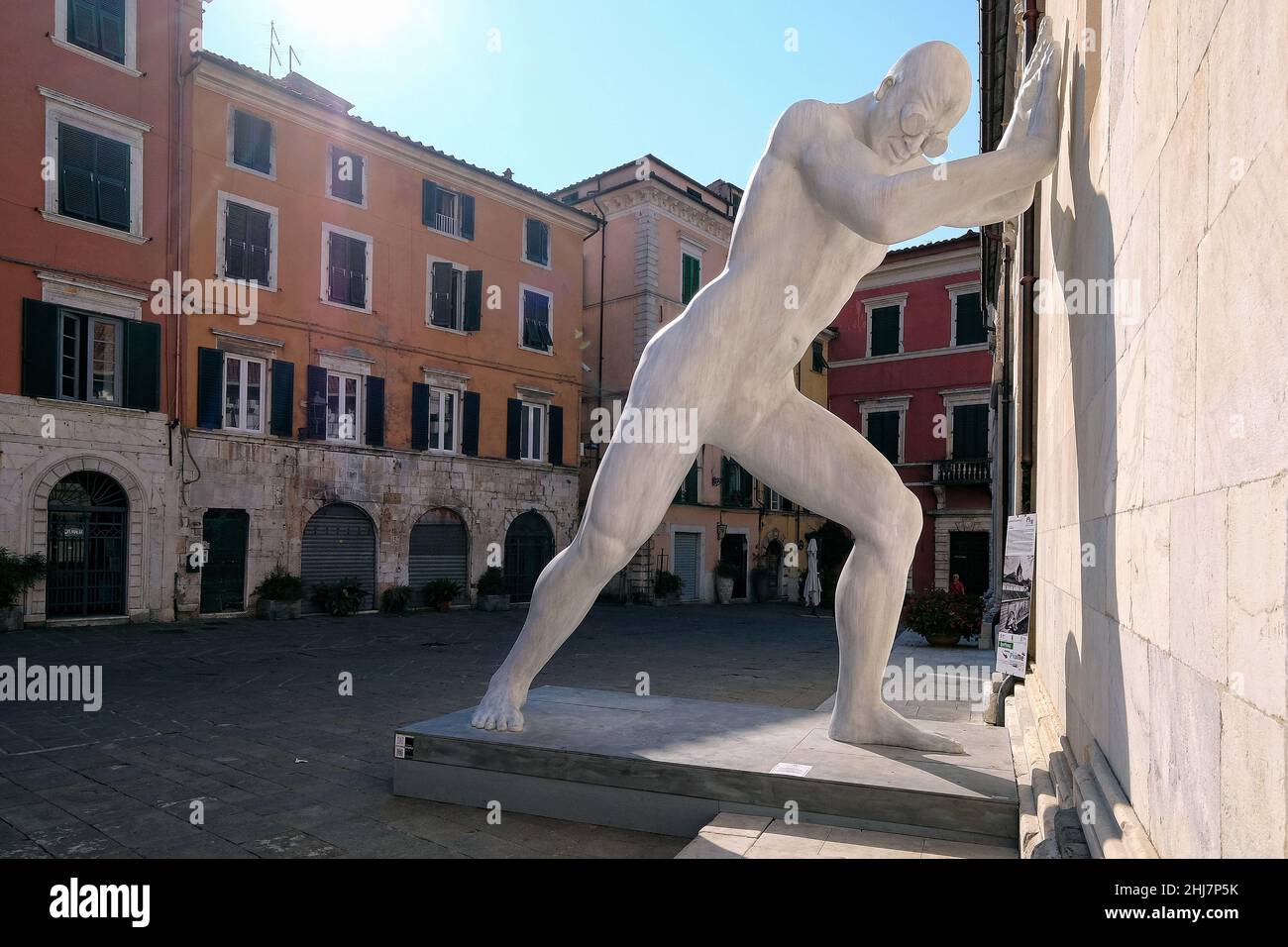 Sculpture temporaire M. Arbitrium au Duomo di Carrara à Massa. Banque D'Images