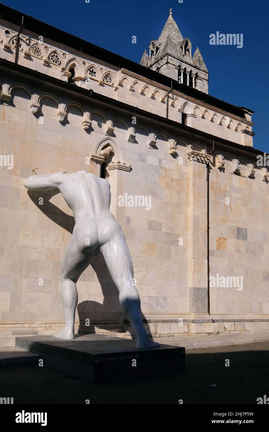 Sculpture temporaire M. Arbitrium au Duomo di Carrara à Massa. Banque D'Images