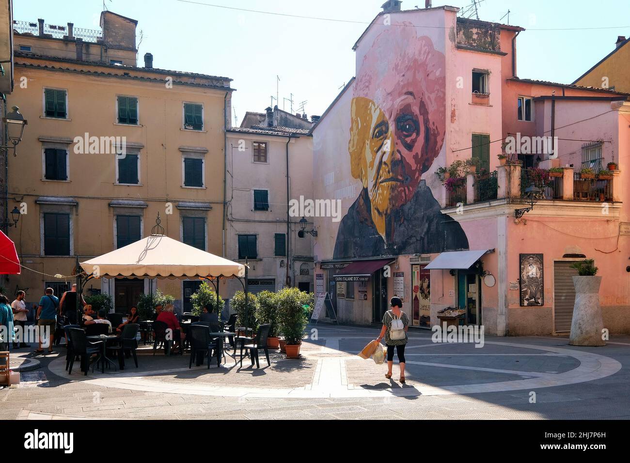 Massa au pied des montagnes de marbre de Carrare. Banque D'Images
