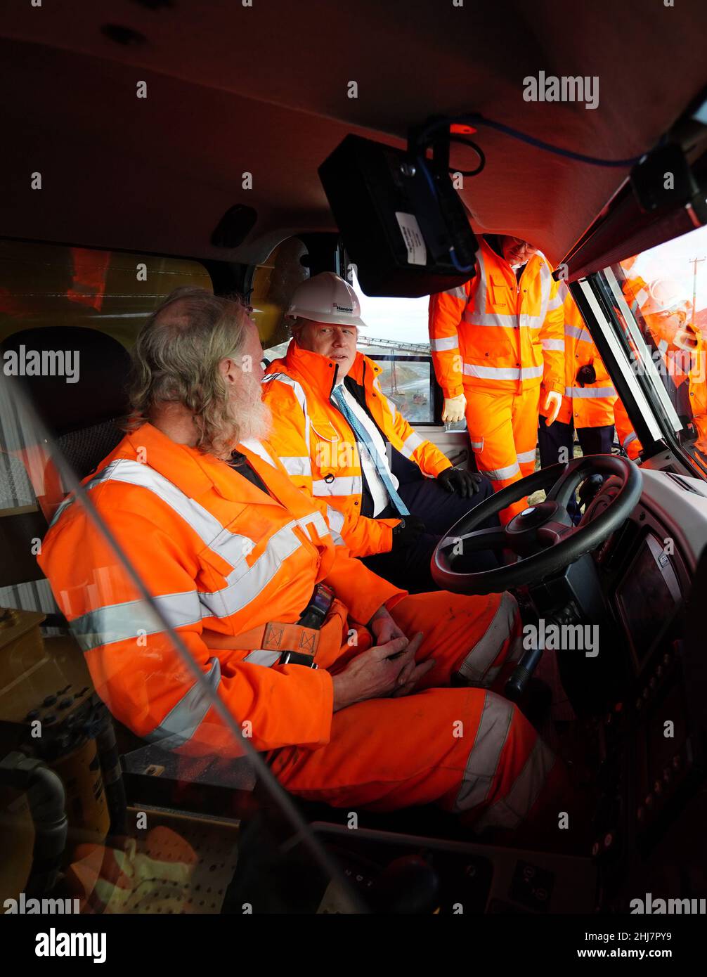 Le Premier ministre Boris Johnson lors d’une visite à Hanson Aggregates à Penmaenmawr, au nord du pays de Galles.Date de la photo: Jeudi 27 janvier 2022. Banque D'Images