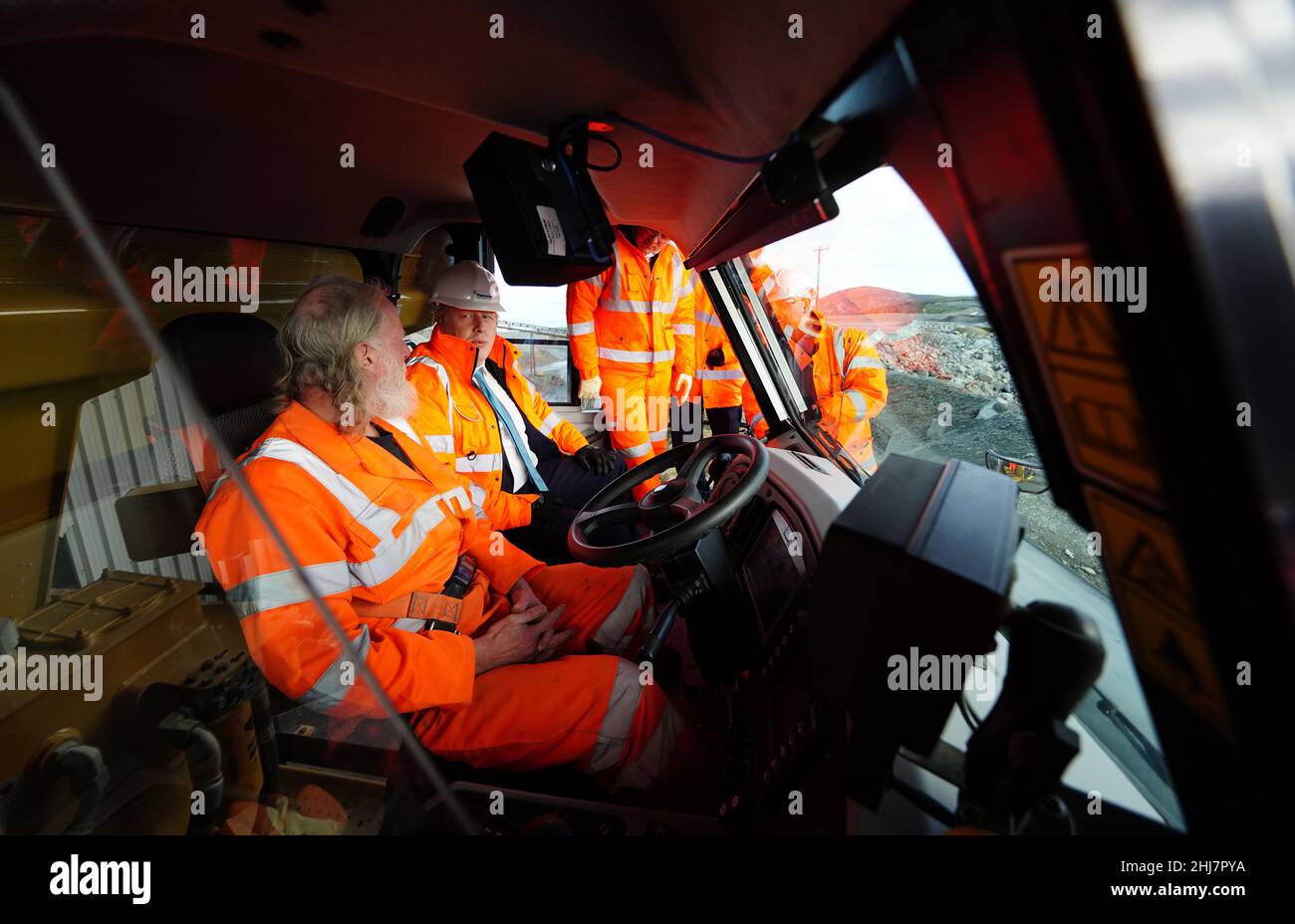 Le Premier ministre Boris Johnson lors d’une visite à Hanson Aggregates à Penmaenmawr, au nord du pays de Galles.Date de la photo: Jeudi 27 janvier 2022. Banque D'Images