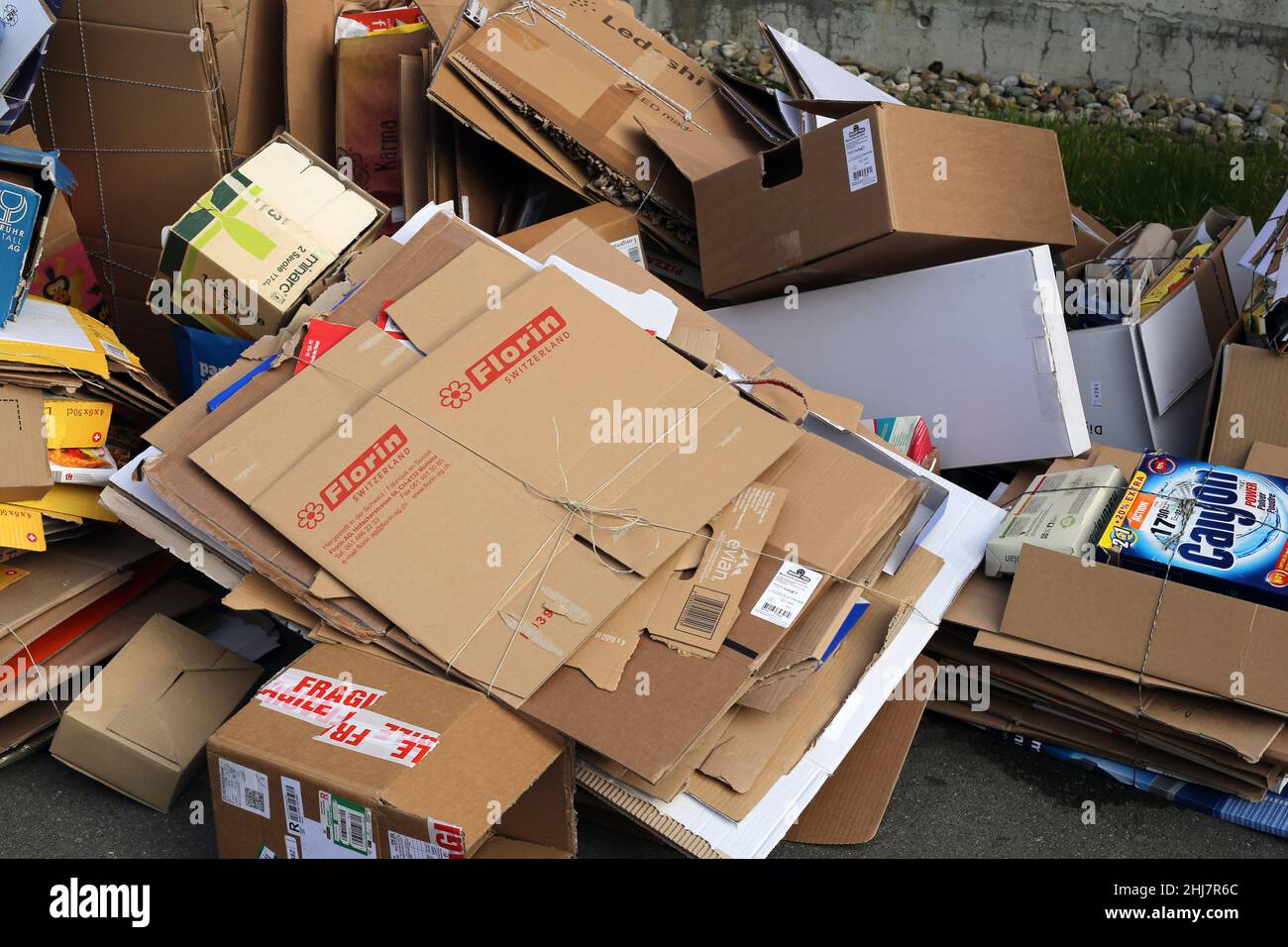 Des conteneurs en carton utilisés dans les rues d'un quartier de Zurich, en Suisse. Mars 2020.emballages de cartons de déchets ménagers prêts à être recyclés Banque D'Images