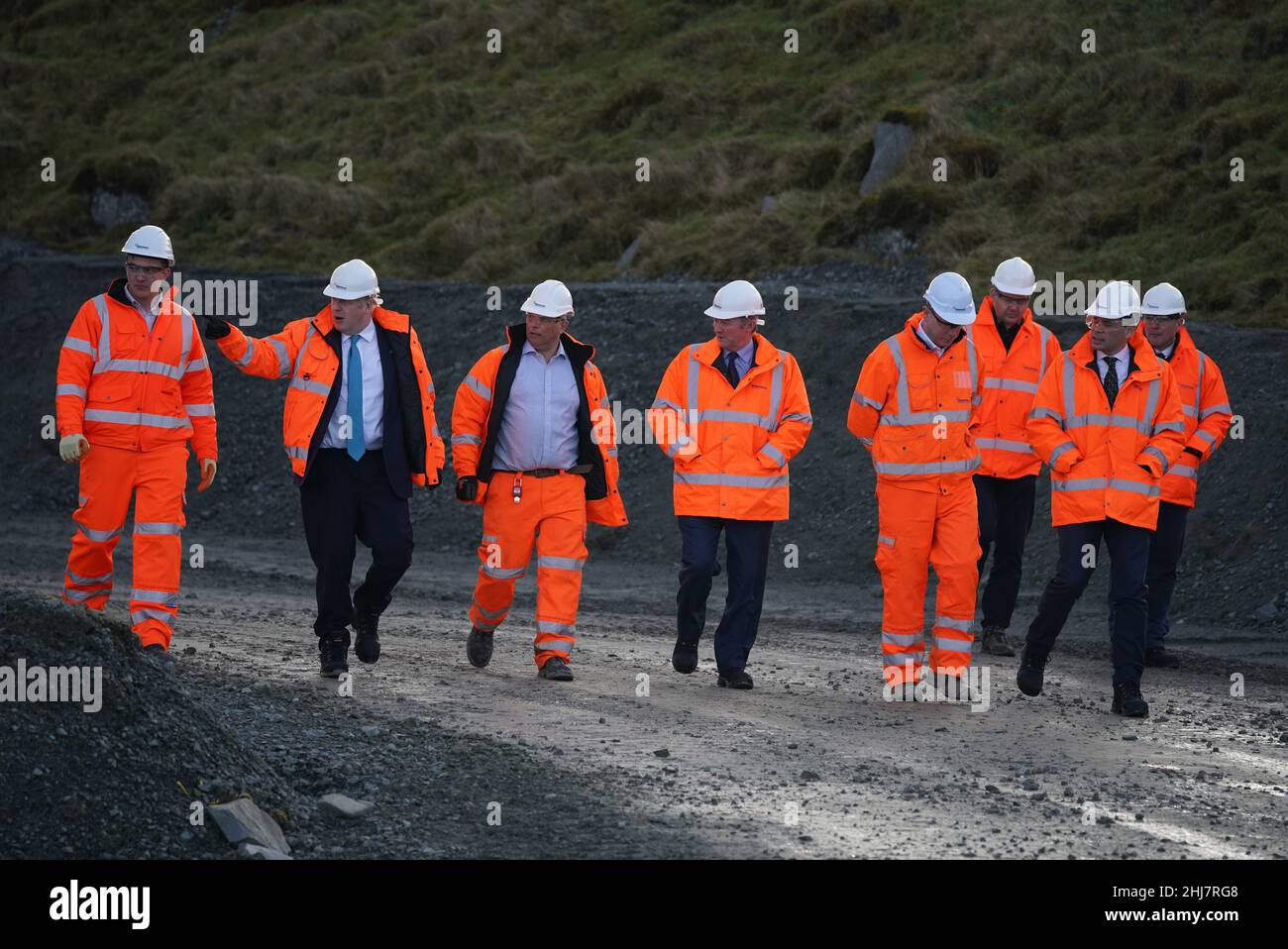 Le Premier ministre Boris Johnson lors d’une visite à Hanson Aggregates à Penmaenmawr, au nord du pays de Galles.Date de la photo: Jeudi 27 janvier 2022. Banque D'Images