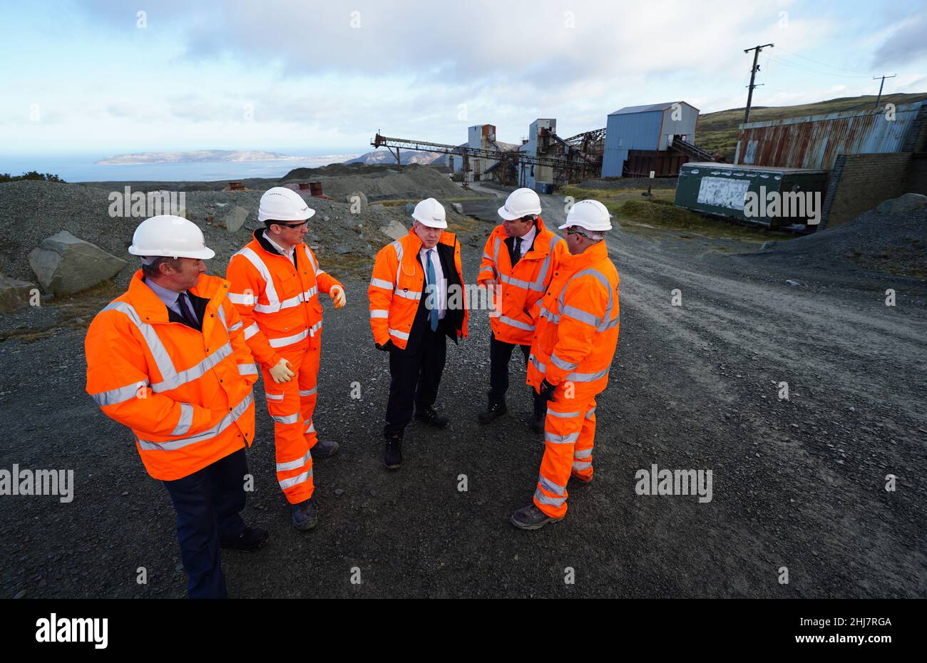 Le Premier ministre Boris Johnson lors d’une visite à Hanson Aggregates à Penmaenmawr, au nord du pays de Galles.Date de la photo: Jeudi 27 janvier 2022. Banque D'Images
