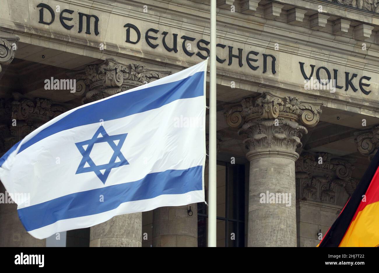 Berlin, Allemagne.27th janvier 2022.Le drapeau d'Israël vole en Berne devant le bâtiment du Reichstag.Le jour commémoratif de l'Holocauste, le Bundestag commémore les victimes du national-socialisme par une heure de commémoration.Credit: Wolfgang Kumm/dpa/Alay Live News Banque D'Images