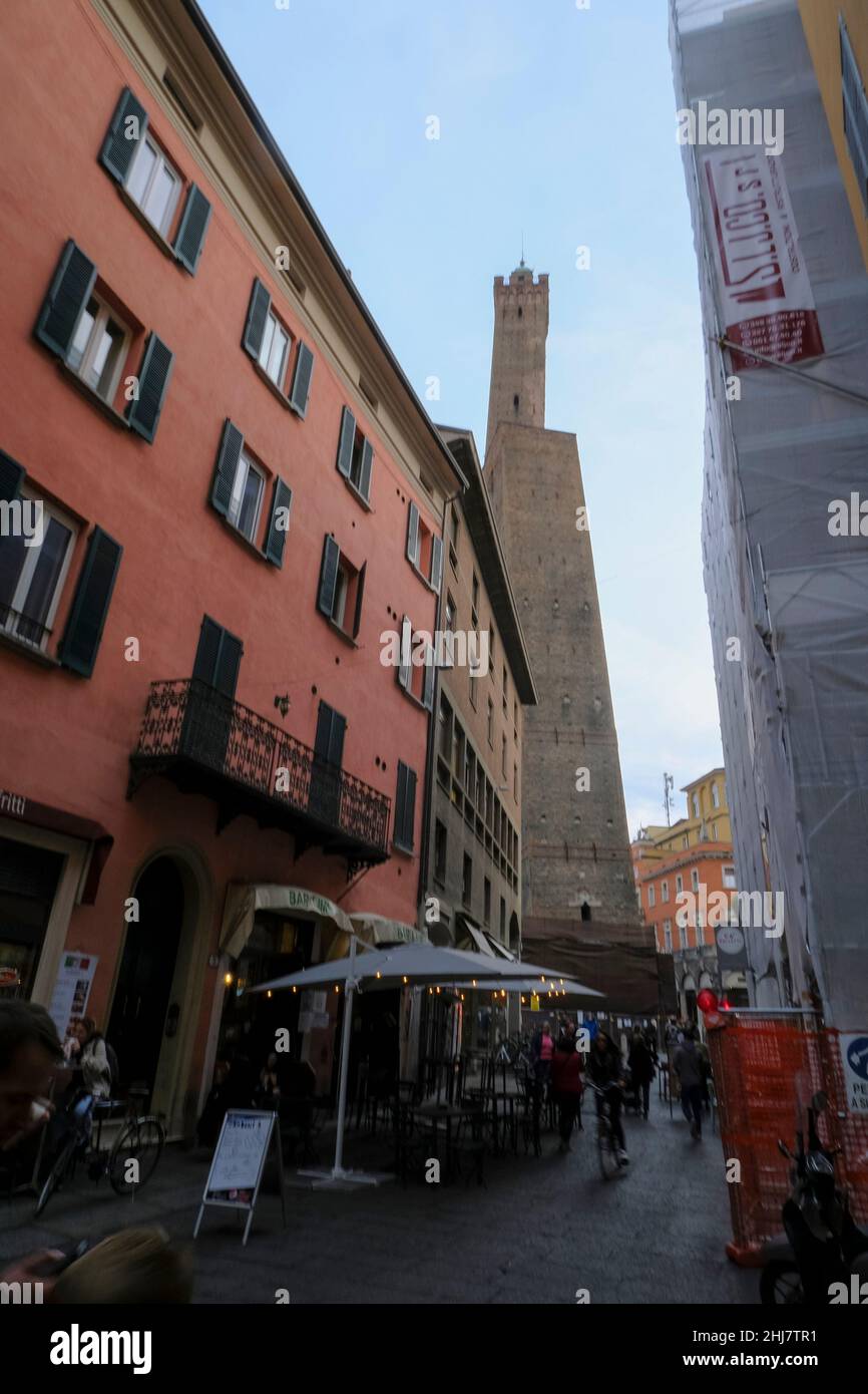 Bologne, Italie: Via Clavature rue Quadrilatero, les touristes marchant à travers les lumières de chant à travers les bâtiments et le ciel Banque D'Images