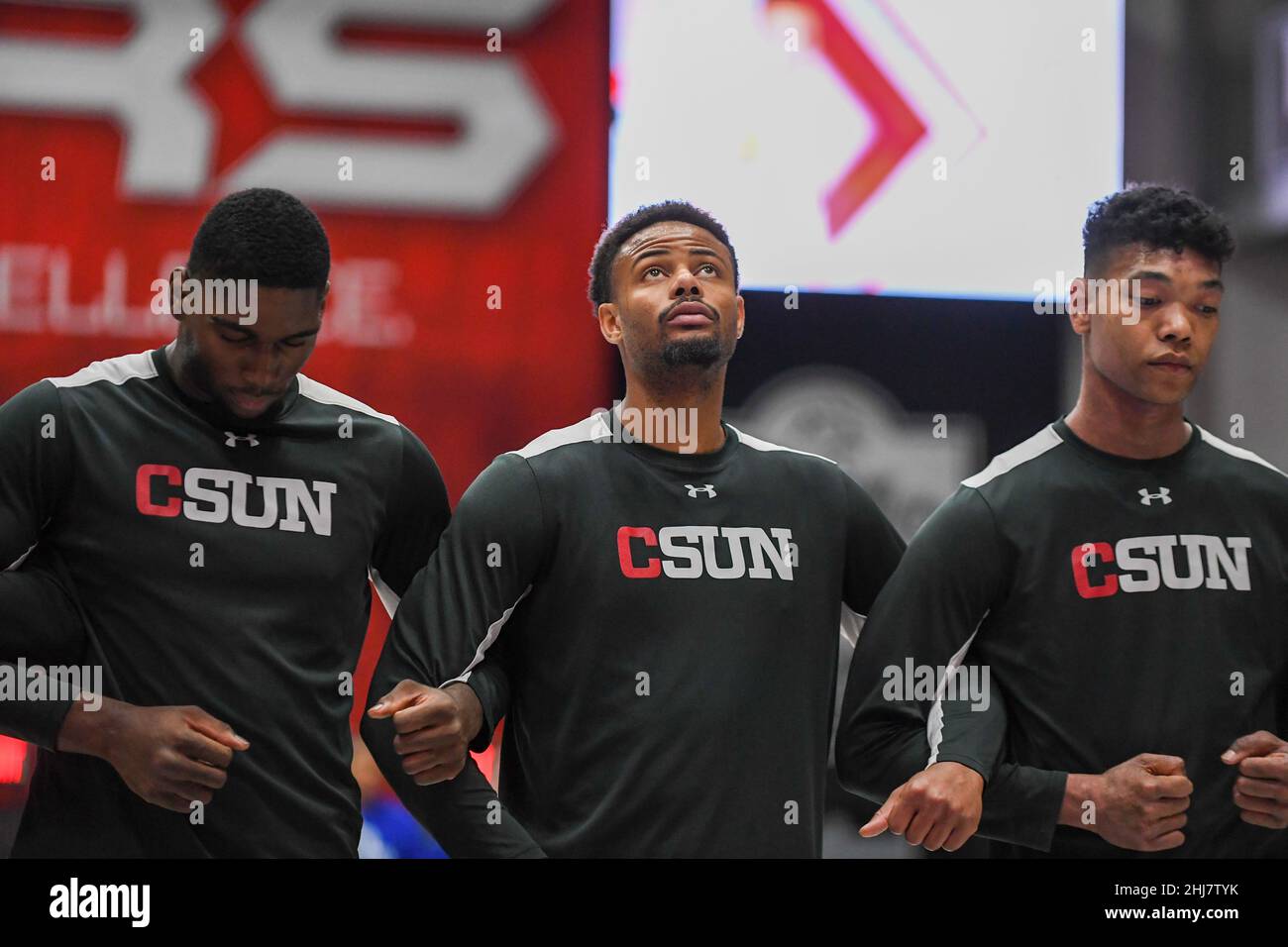 CAL State Northridge Matadorors l'avant Christian Gray (11) regarde pendant l'hymne national avant un match de basket-ball NCAA contre l'UC Riverside Banque D'Images