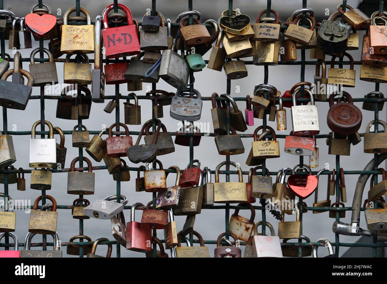 Lovelocks à Zurich, Suisse. Mars 2020. Beaucoup de serrures symbolisant l'amour, le bonheur, la relation et rester ensemble pour toujours. Des vacances parfaites ! Banque D'Images