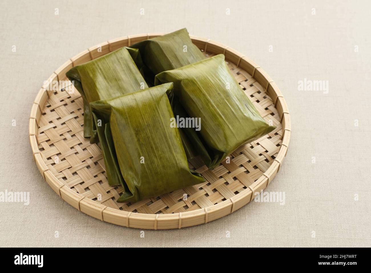 Nagasari est un gâteau traditionnel d'Indonésie, fait de farine de riz, de farine de sagou, de lait de coco et de sucre rempli de bananes. Banque D'Images