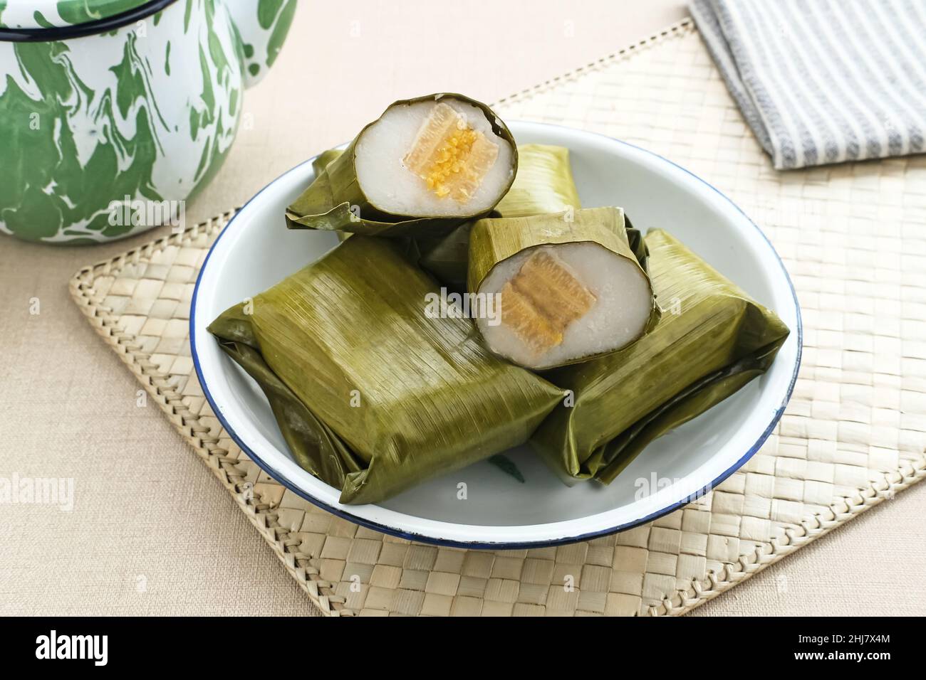 Nagasari est un gâteau traditionnel d'Indonésie, fait de farine de riz, de farine de sagou, de lait de coco et de sucre rempli de bananes. Banque D'Images