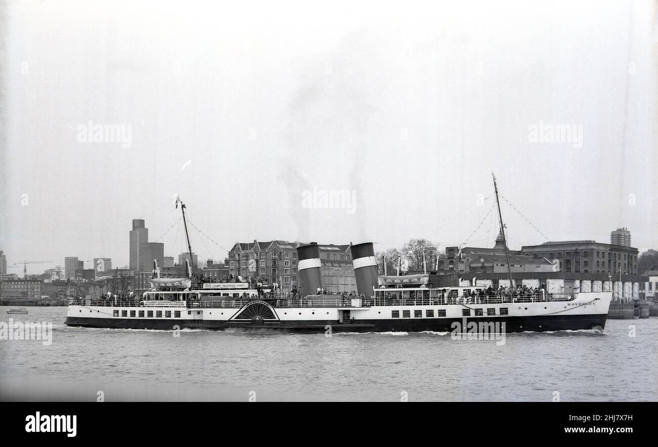 1978, historique, un vieux bateau à aubes, Waverley, le long de la Tamise, Londres, Angleterre, Royaume-Uni.Elle avait quitté Glasgow pour descendre vers le sud pour faire une croisière sur la Tamise et la côte sud de l'Angleterre.Construite sur le Clyde par LNER pour la route vers le Loch Goil et le Loch long dans les Highlands, en Écosse, 1947 a vu son premier voyage.Le dernier bateau à aubes en mer au monde, en 1974, elle a été douée à la Paddle Steamer Preservation Society pour commencer une nouvelle vie comme attraction touristique.Elle a été nommée d'après le premier roman de Sir Walter Sottt publié en 1814. Banque D'Images