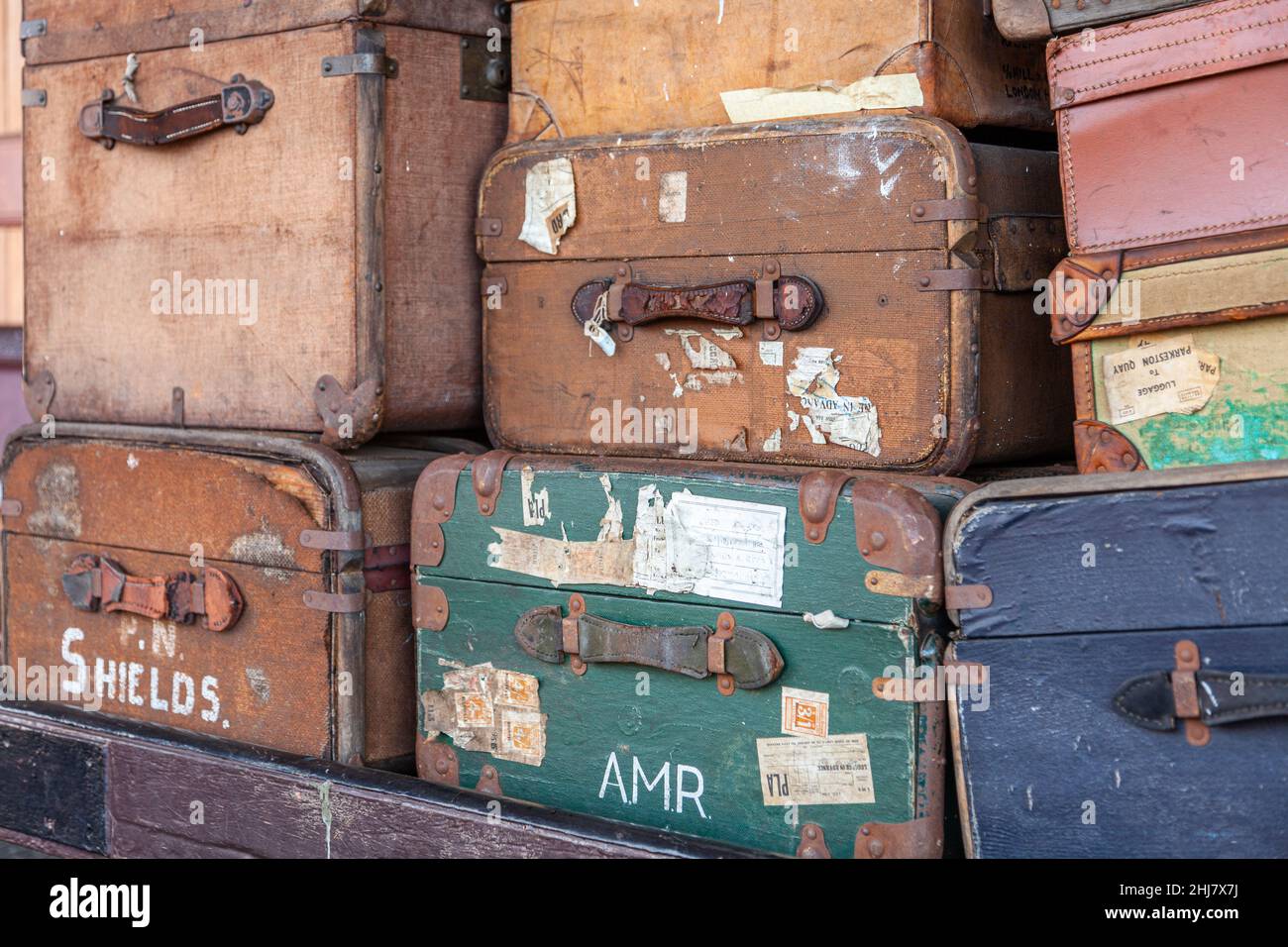 Gros plan des coffres à bagages et des valises bien défraîchées empilées sur un chariot Banque D'Images