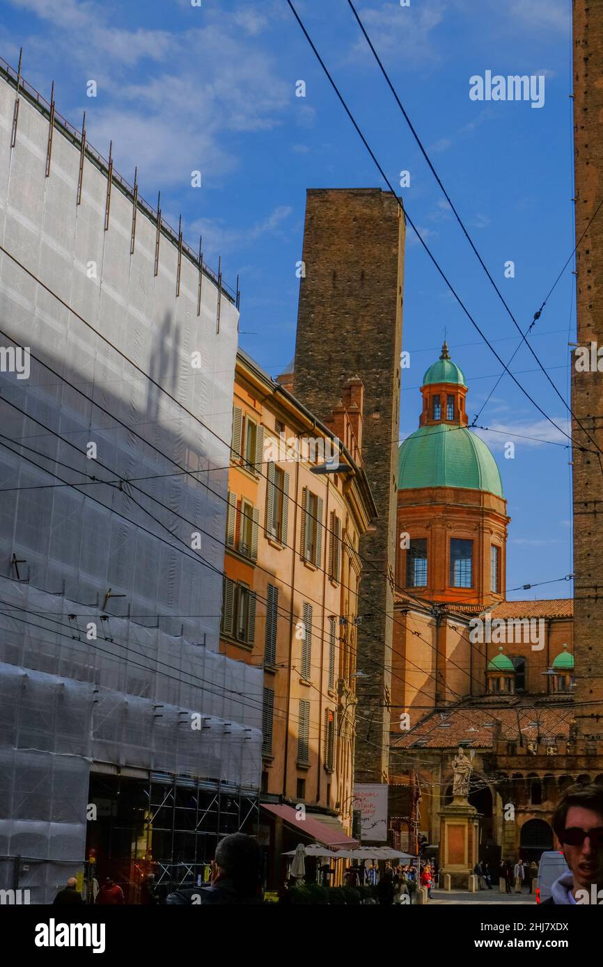 Bologne, Italie: Torre Asinelli, deux tours dans la vieille ville de la ville de l'autre côté du ciel et le dôme du Compléso di Santo Stefano / Basilique di Santo Stef Banque D'Images