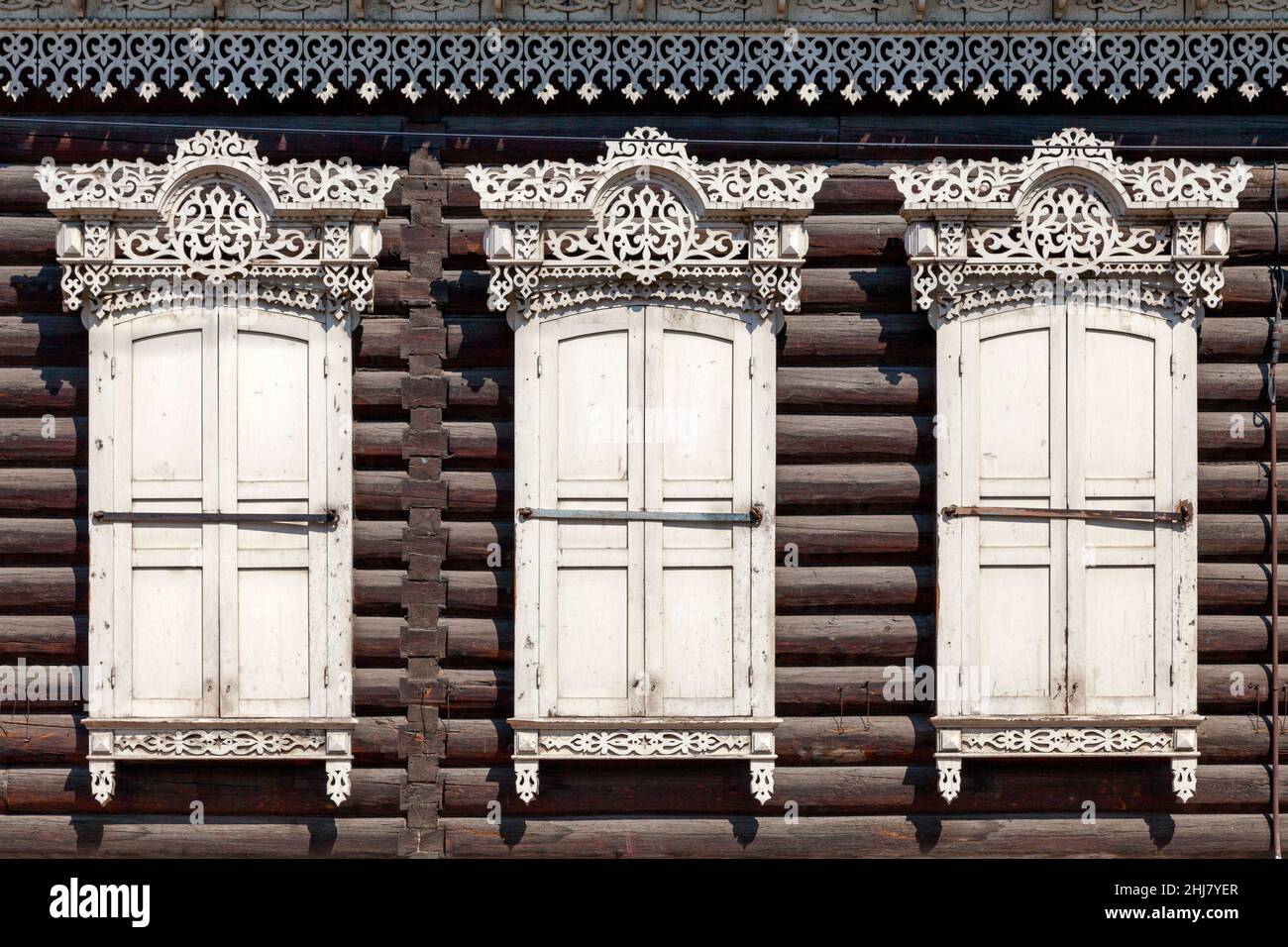 Détails des cadres de fenêtres et des volets d'une maison en bois sibérien traditionnelle près de la cathédrale Sainte d'Odigitrievsky à Ulan-Ude, Russie. Banque D'Images