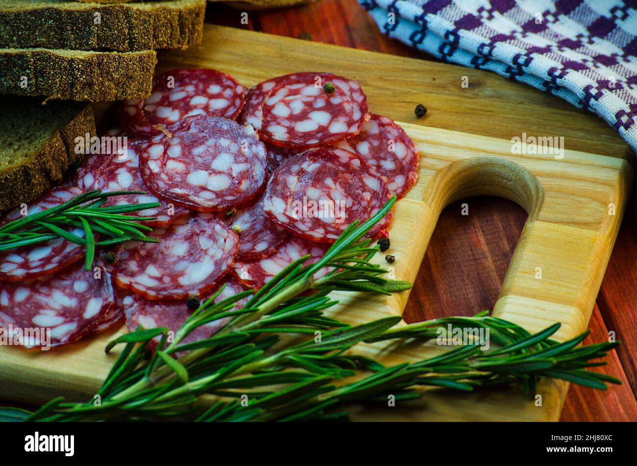 salami fumé à la saucisse avec saindoux et pain en gros plan Banque D'Images