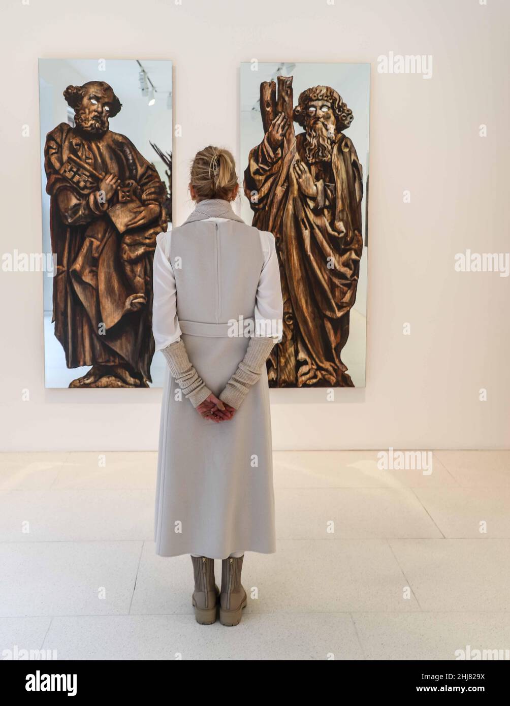 Londres UK 27 janvier 2022(L) Peter,2021, huile, acrylique uréthane et miroir de charbon de bois, (R) Andrew 2021 les œuvres dans Mirror se réfèrent à l'art allemand du début du XVIe siècle, une période de transition du gothique à la Renaissance septentrionale et la réforme protestante.Passant d'un mode de représentation à deux ou trois dimensions, cette nouvelle œuvre utilise le symbolisme historique et religieux pour incarner les inquiétudes mondiales de l'inconnu pendant l'époque de Covid.Paul Quezada-Neiman/Alay Live News Banque D'Images