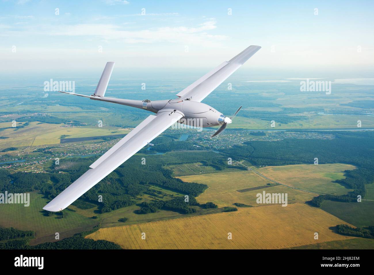 Drone militaire sans pilote sur le territoire aérien de patrouille à basse altitude Banque D'Images