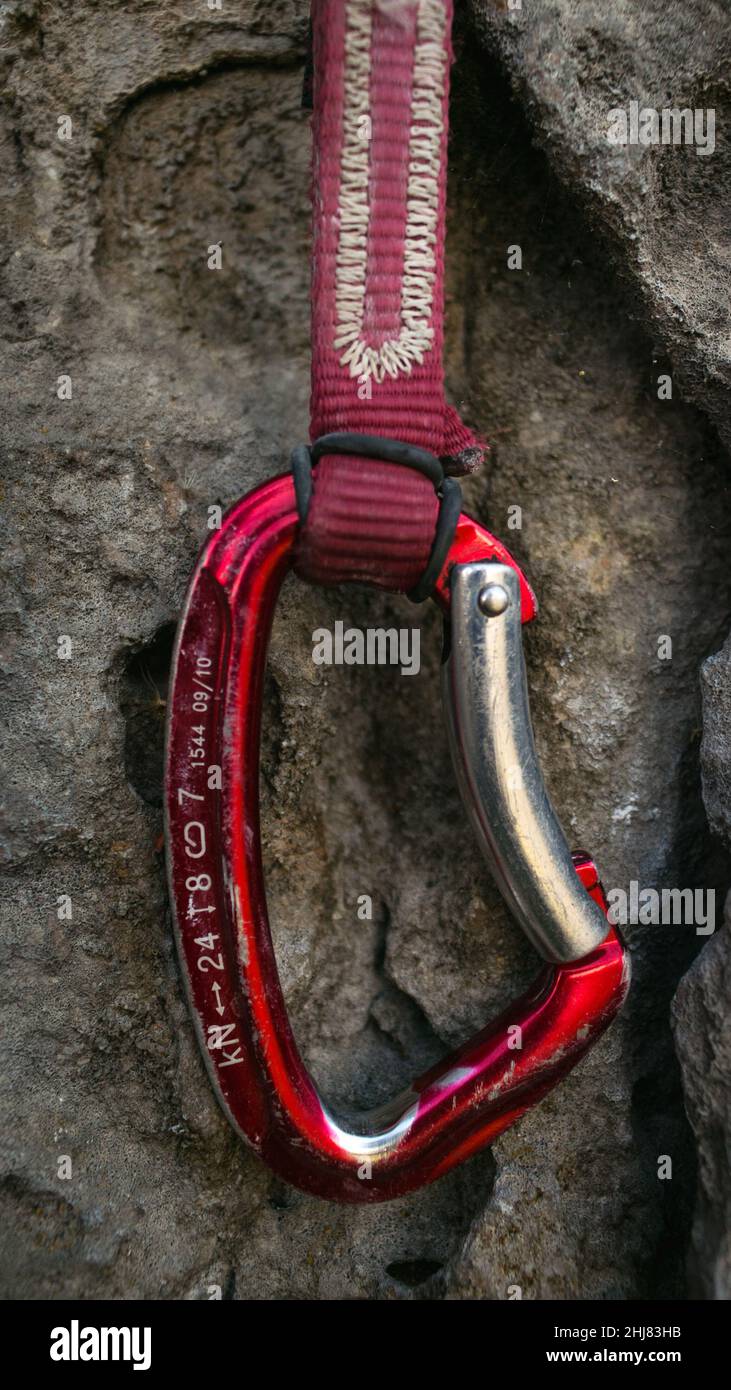 Attelage rapide suspendu sur une surface rocheuse dure Banque D'Images