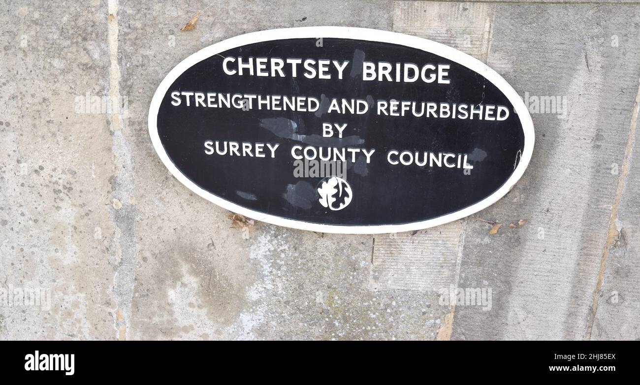 Plaque de pont Chertsey au Royaume-Uni. Banque D'Images
