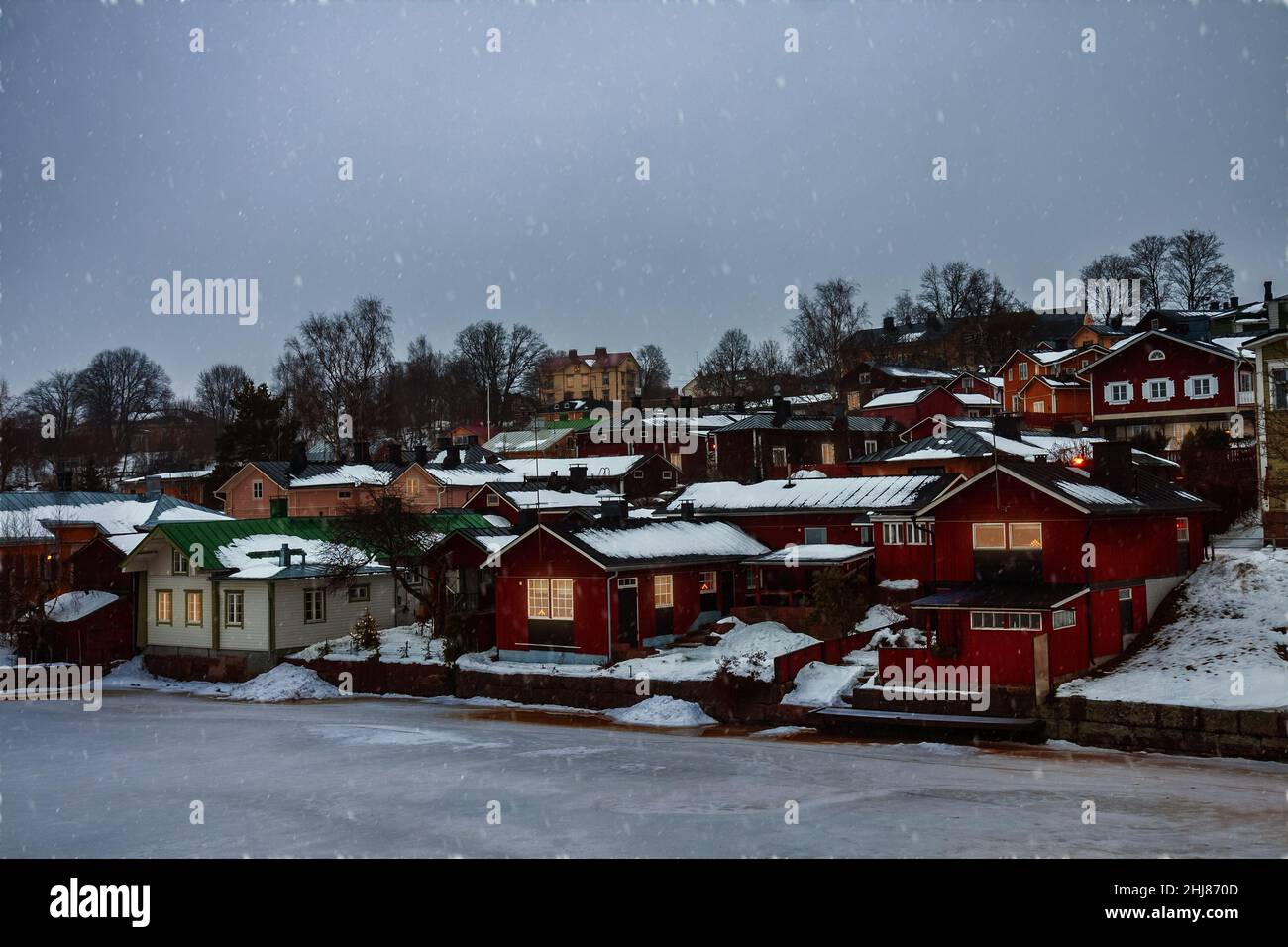 Hiver Noël soir vue sur Porvoo, avec chute de neige et lumières de fenêtre, Finlande Banque D'Images