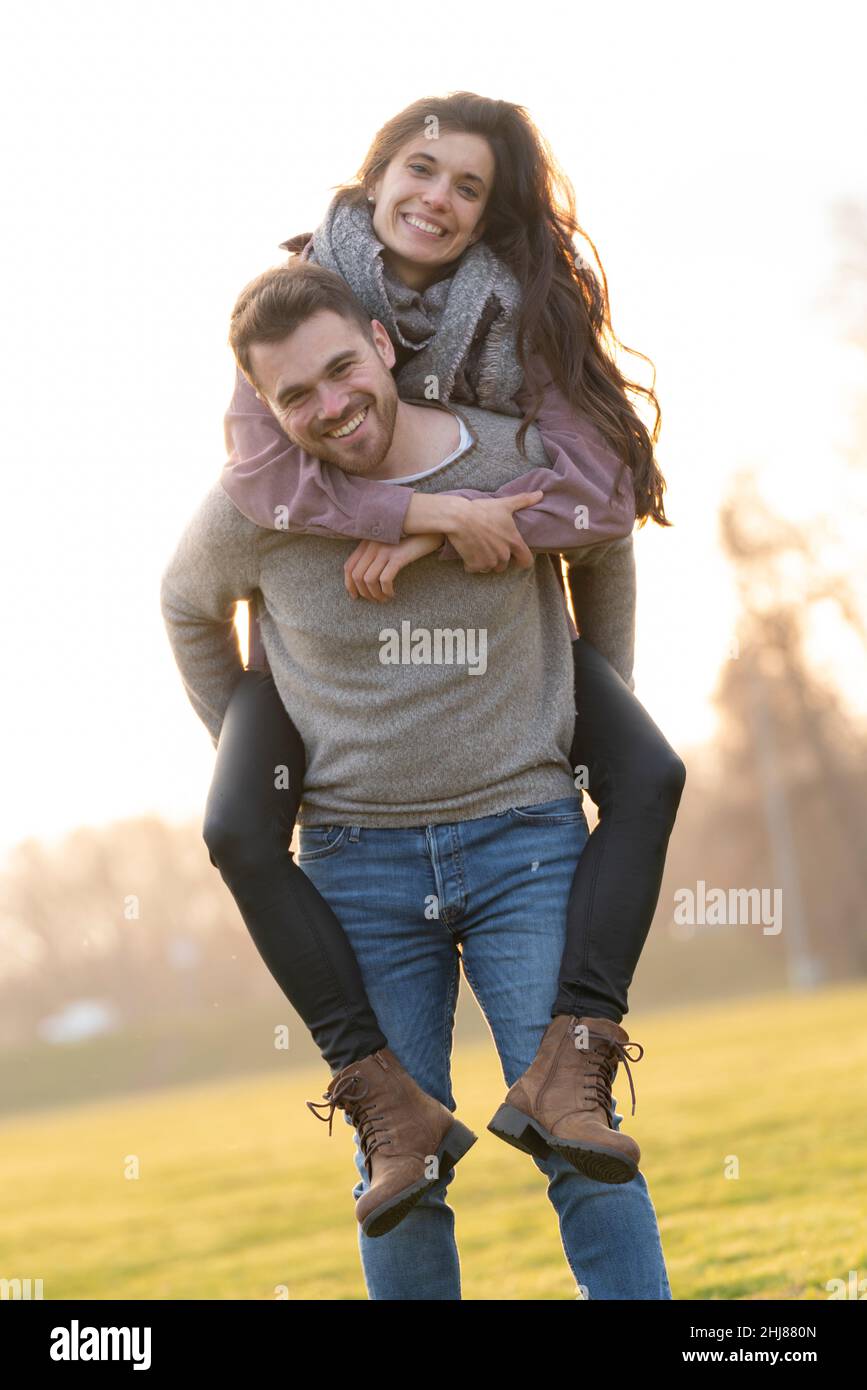 Jeune couple hétérosexuel marchant et jouant dans un parc le jour de la Saint-Valentin Banque D'Images