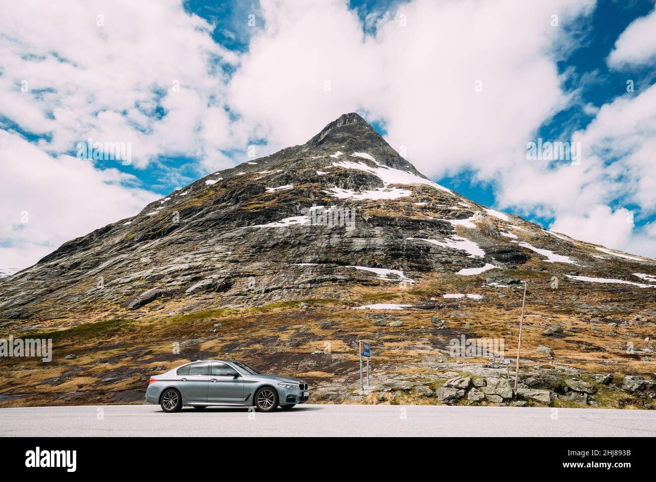 Parc national de Reinheimen, Norvège.Gray BMW 520d Sedan M Sport sur la route des montagnes. Parc national de Reinheimen, Norvège. Banque D'Images