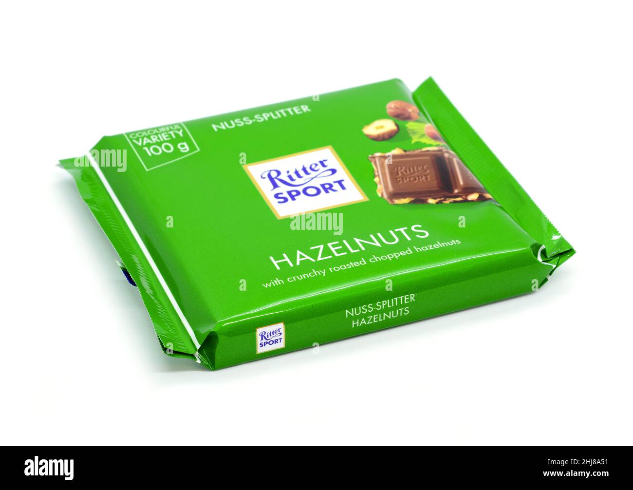 PRAGUE, RÉPUBLIQUE TCHÈQUE - 15 DÉCEMBRE 2021 : barre de chocolat vert Ritter Sport avec noisettes hachées sur fond blanc.Une société Ritter Sport était FO Banque D'Images