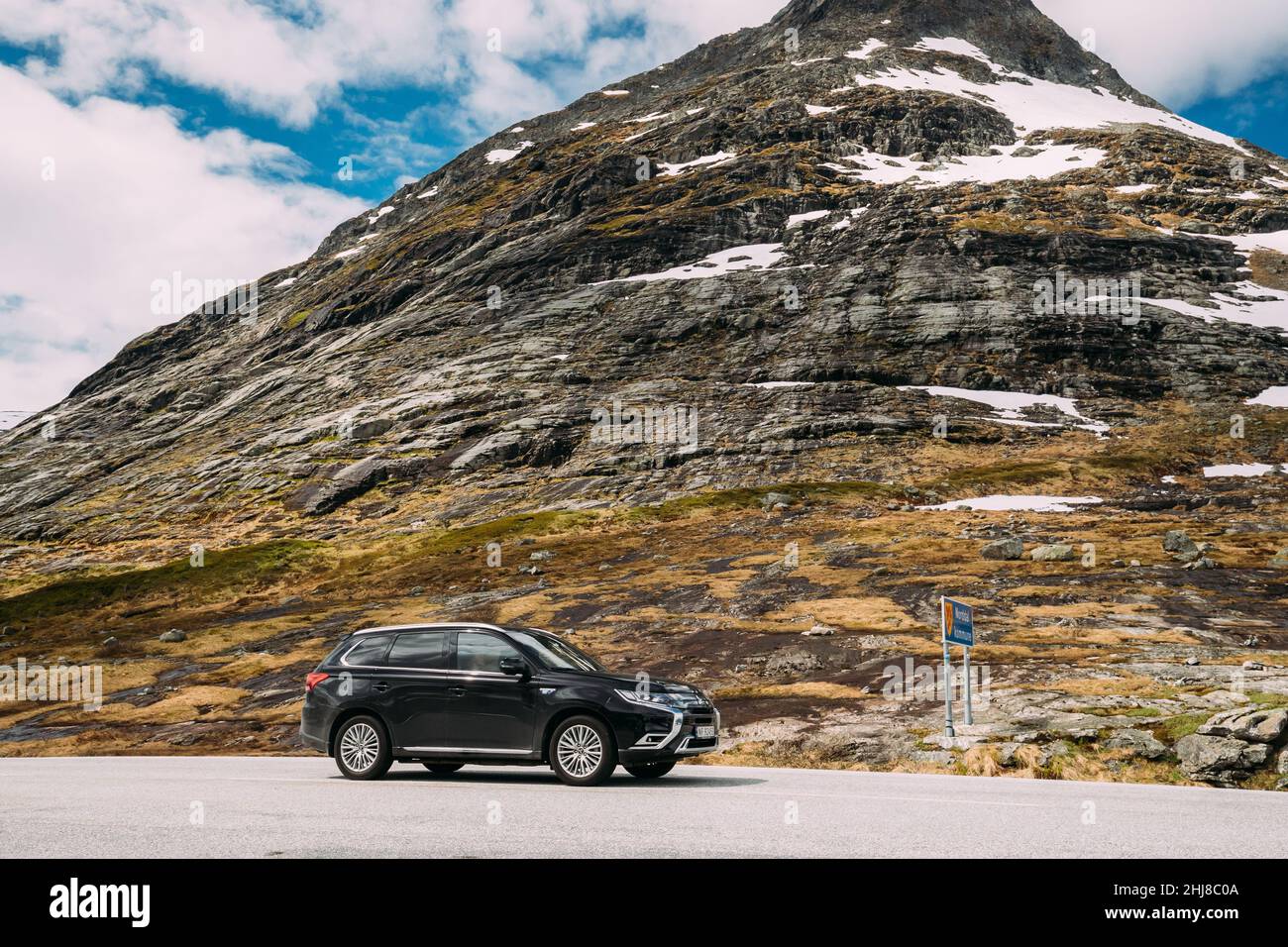 Parc national de Reinheimen, Norvège.Black Mitsubishi Outlander PHEV sur la route des montagnes. Banque D'Images