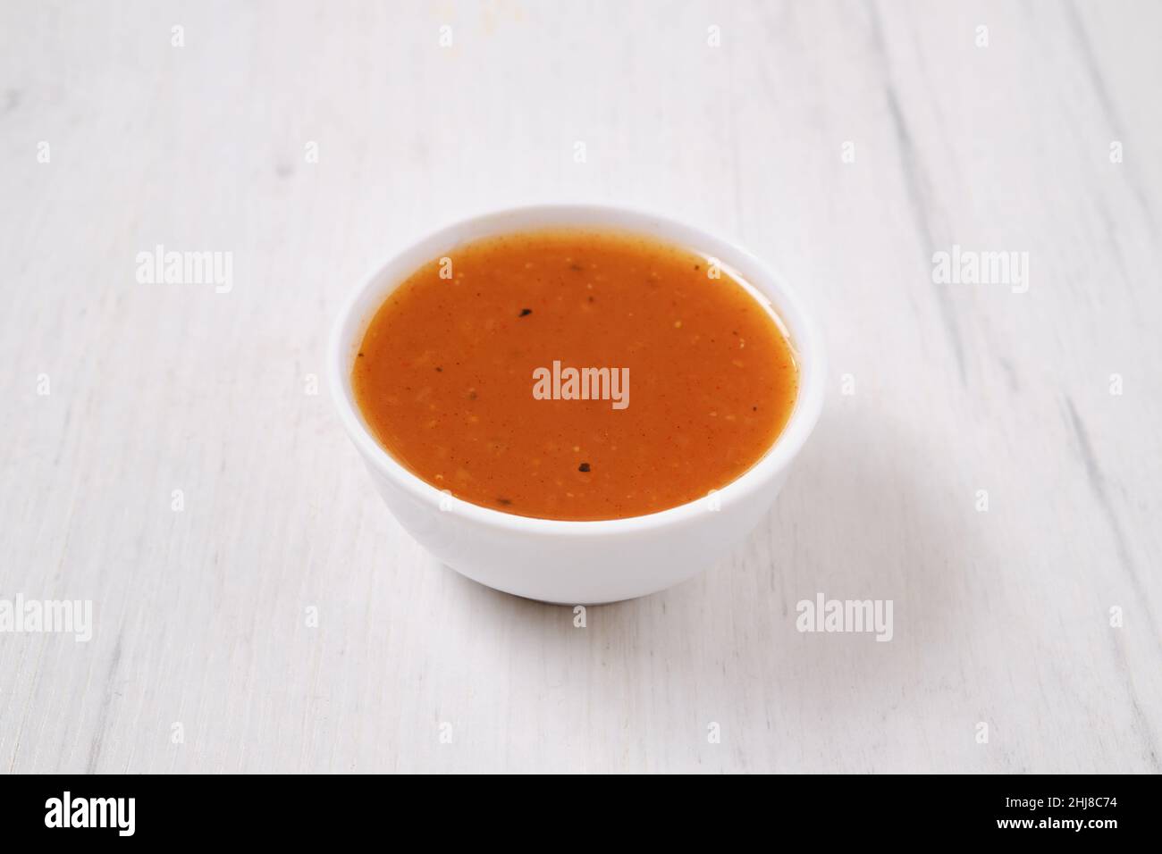 Petit bol avec sauce épicée à l'orange pour la volaille Banque D'Images