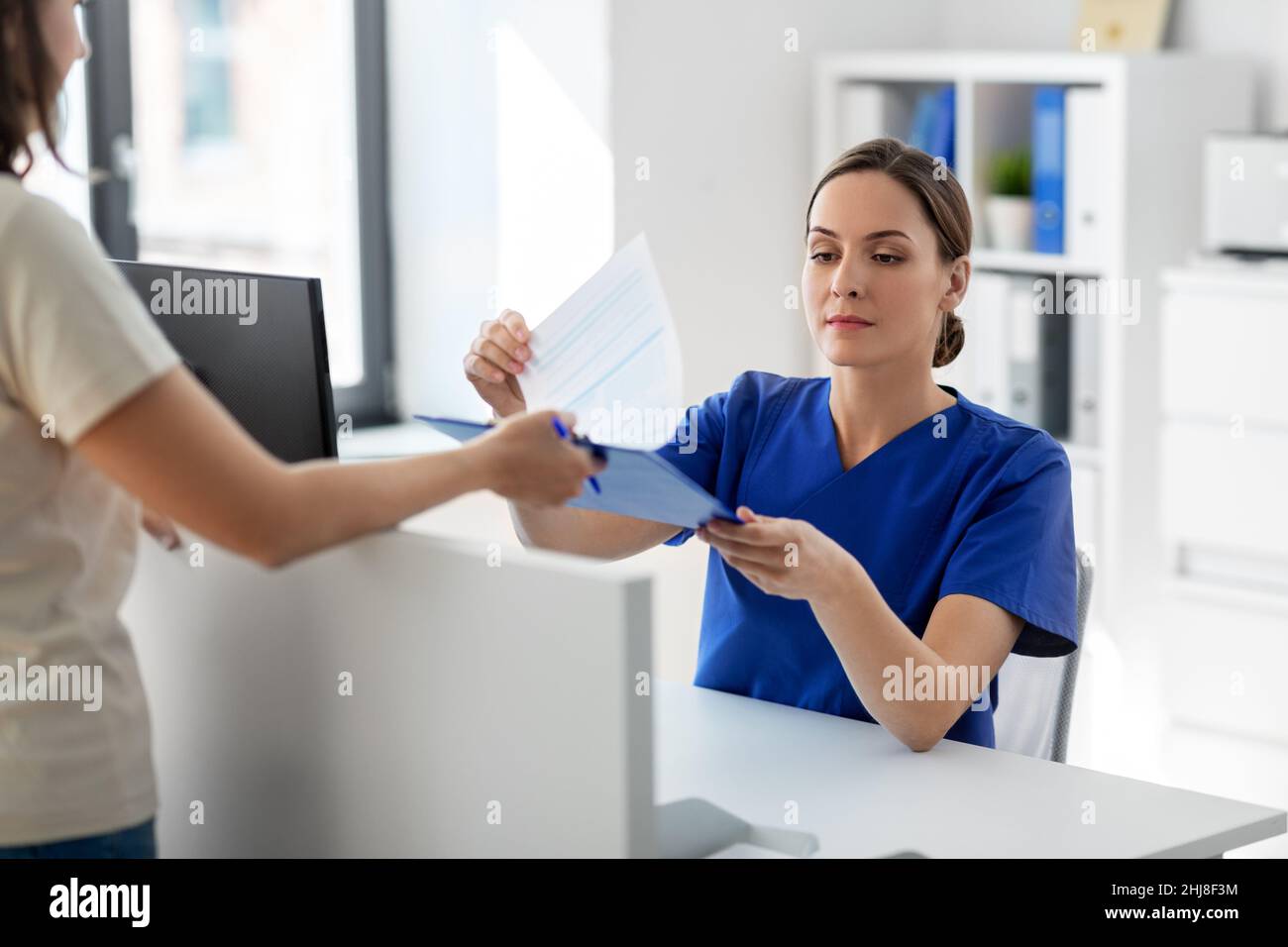 Presse-papiers avec médecin et patient à l'hôpital Banque D'Images
