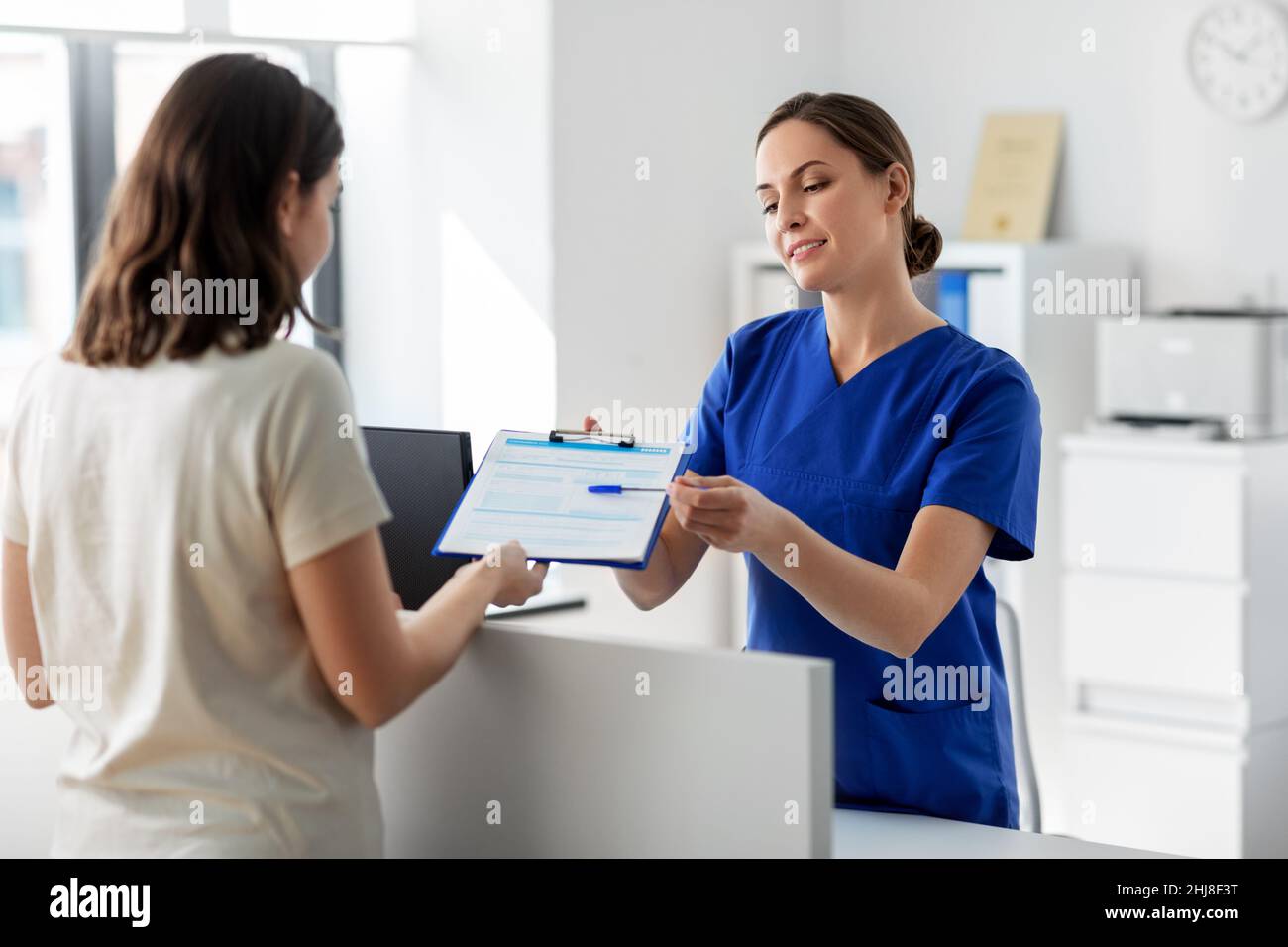 Presse-papiers avec médecin et patient à l'hôpital Banque D'Images