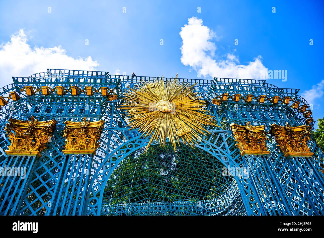 Potsdam, Allemagne - 3 juillet 2021 : vue sur une partie du parc depuis le palais de Sanssouci datant du 18th siècle. Banque D'Images